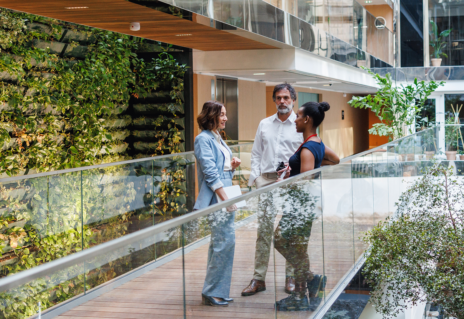 Menschen unterhalten sich in einem modernen Bürogebäude Menschen unterhalten sich in einem modernen Bürogebäude