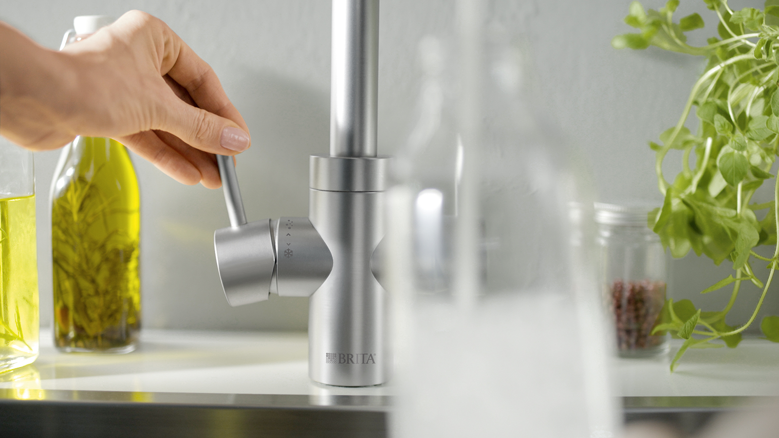 Glasflasche wird am Hahn gefüllt Eine Glasflasche mit Wasser aus der yource pro select gefüllt.