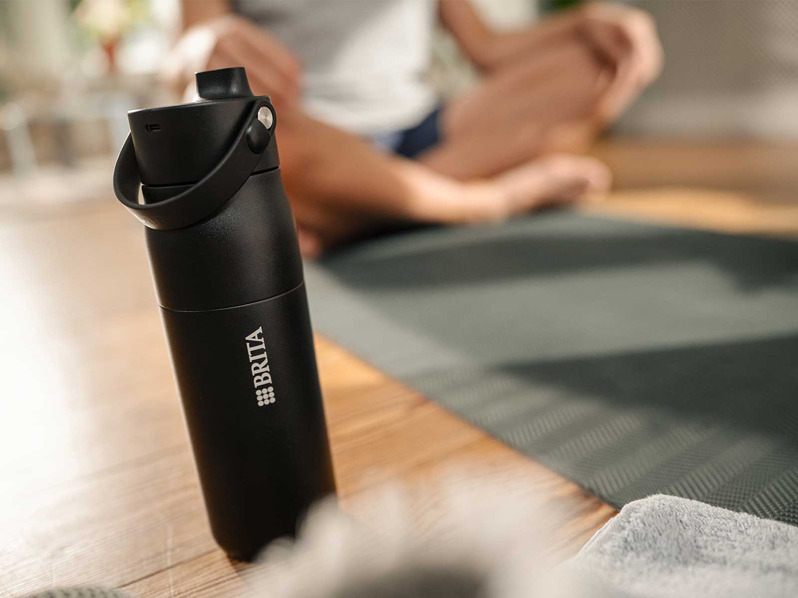 Eine schwarze BRITA LARQ iQ im Yoga-Studio