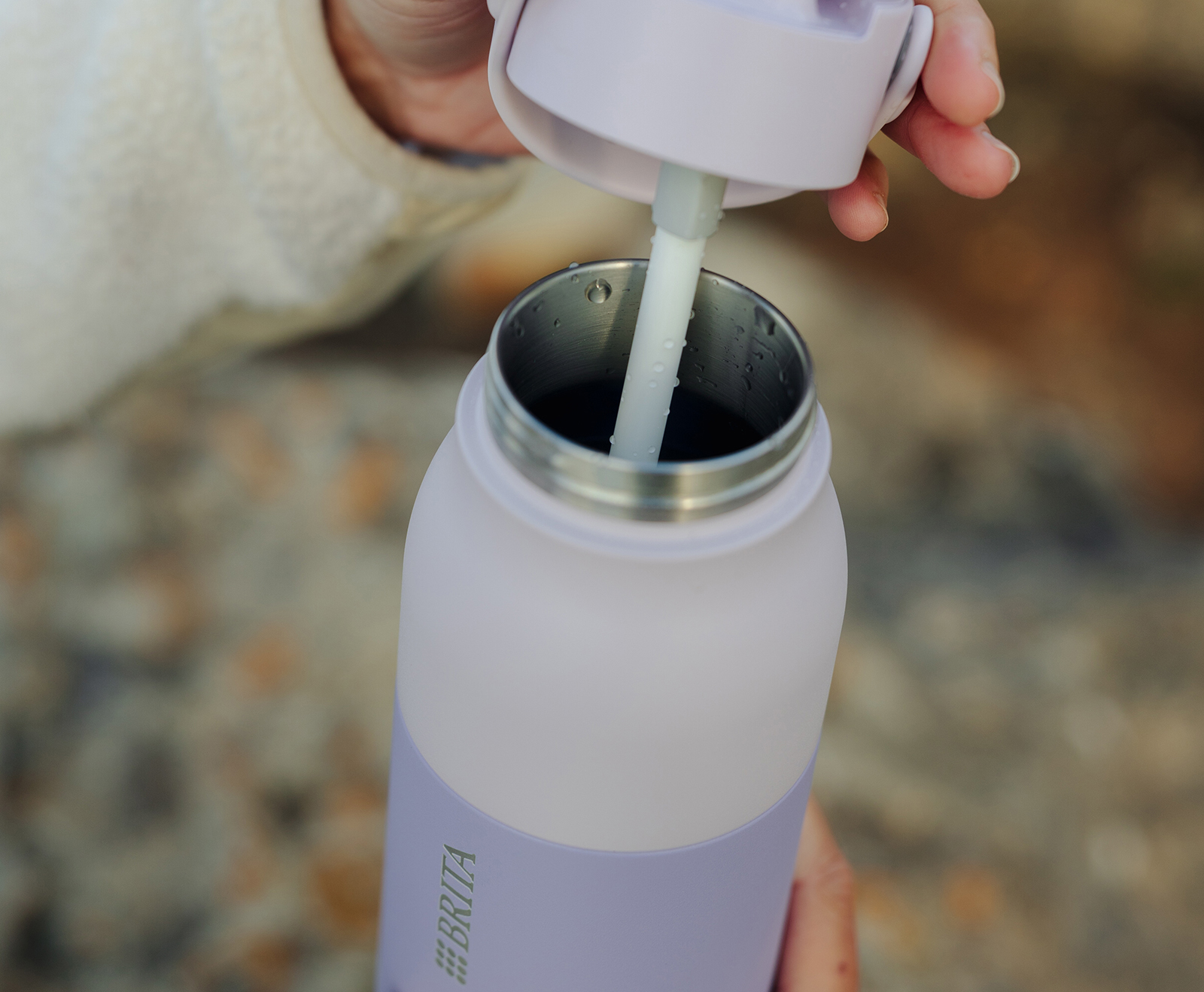 Filter und Strohhalm werden aus der lila florence by mills x BRITA LARQ Wasserfilterflasche entfernt