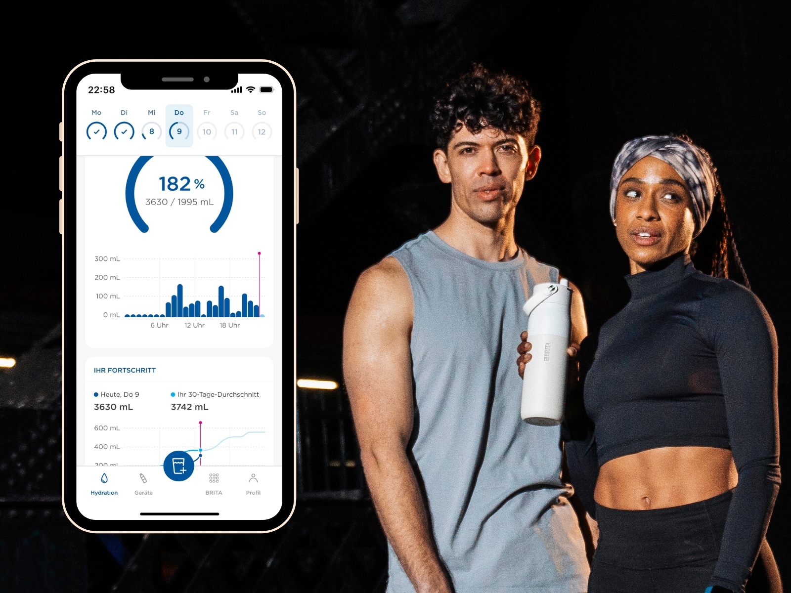 Zwei sportliche, junge Menschen mit einer BRITA LARQ Flasche, daneben ein Handy mit BRITA LARQ App.
