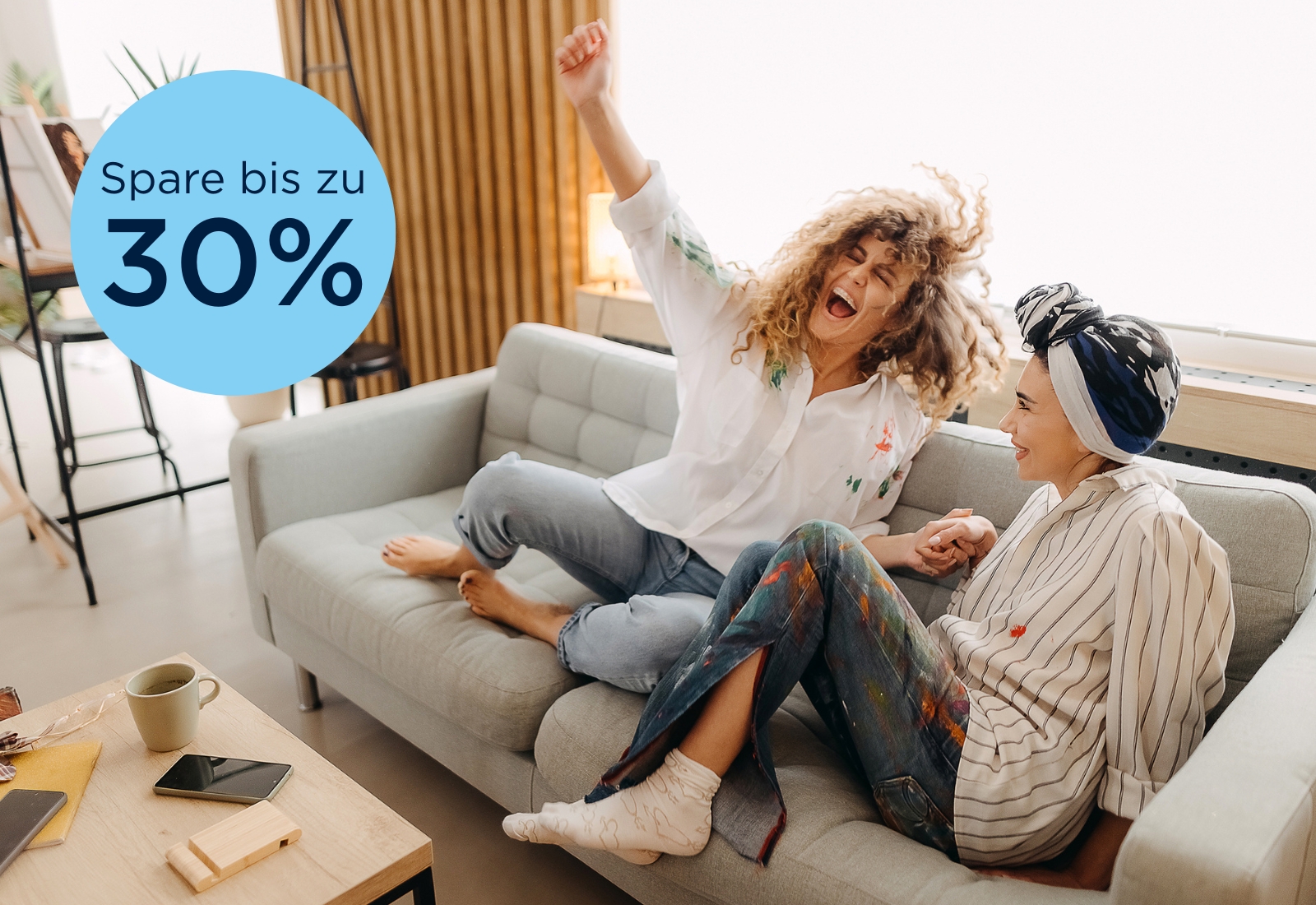 Zwei junge Frauen jubeln auf der Couch Zwei junge Frauen jubeln auf der Couch