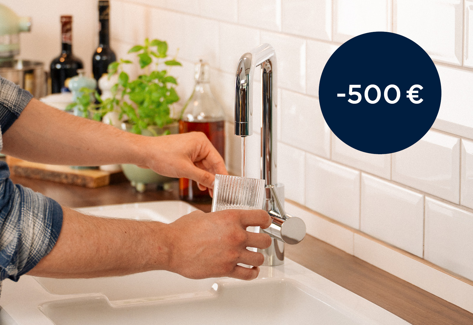 Ein Mann füllt sich ein Glas mit Wasser am Wasserhahn yource pro select
