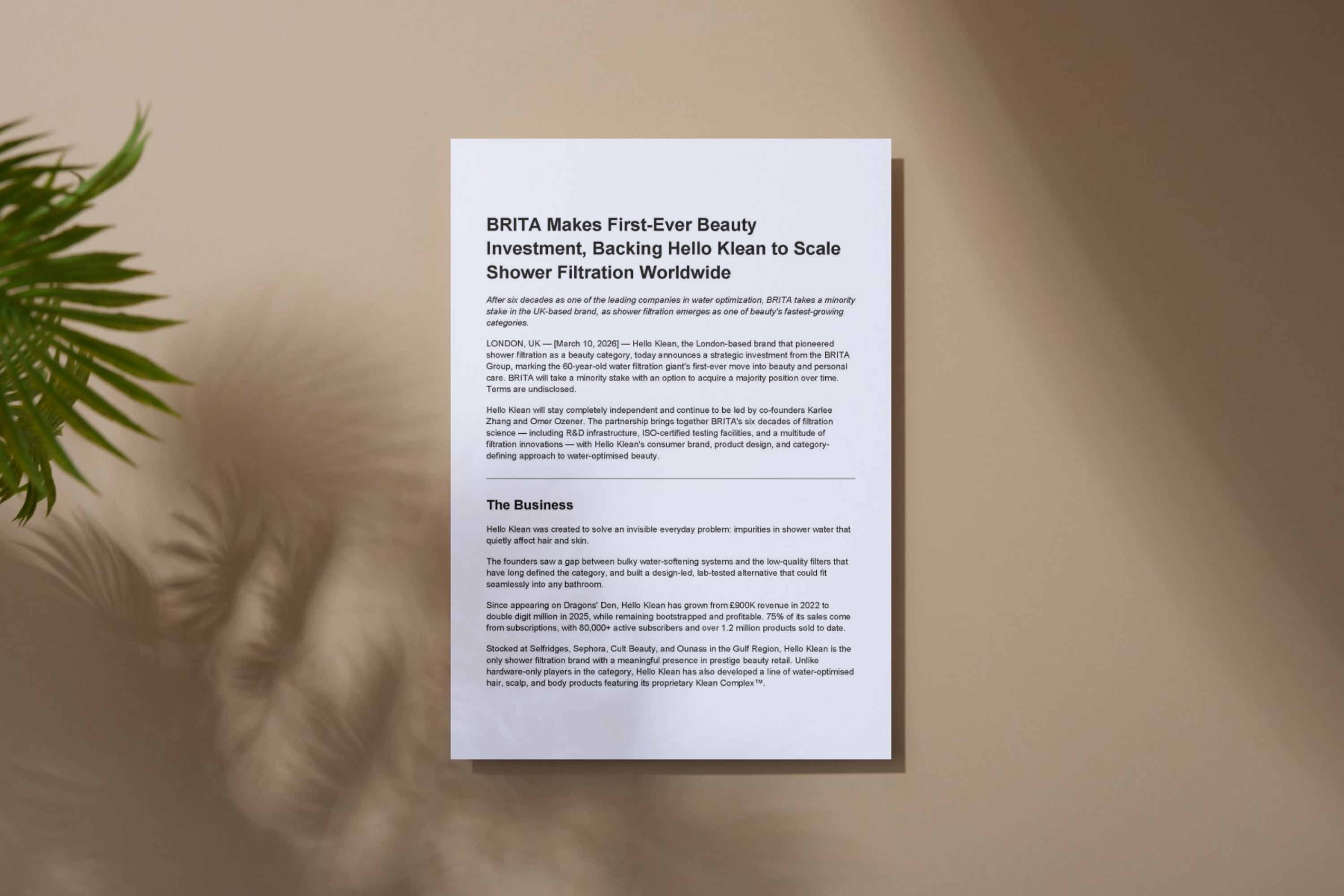 Dokument mit Pressemitteilung an einer Wand Dokument mit Pressemitteilung an einer Wand, links unscharfe Pflanze im Vordergrund.