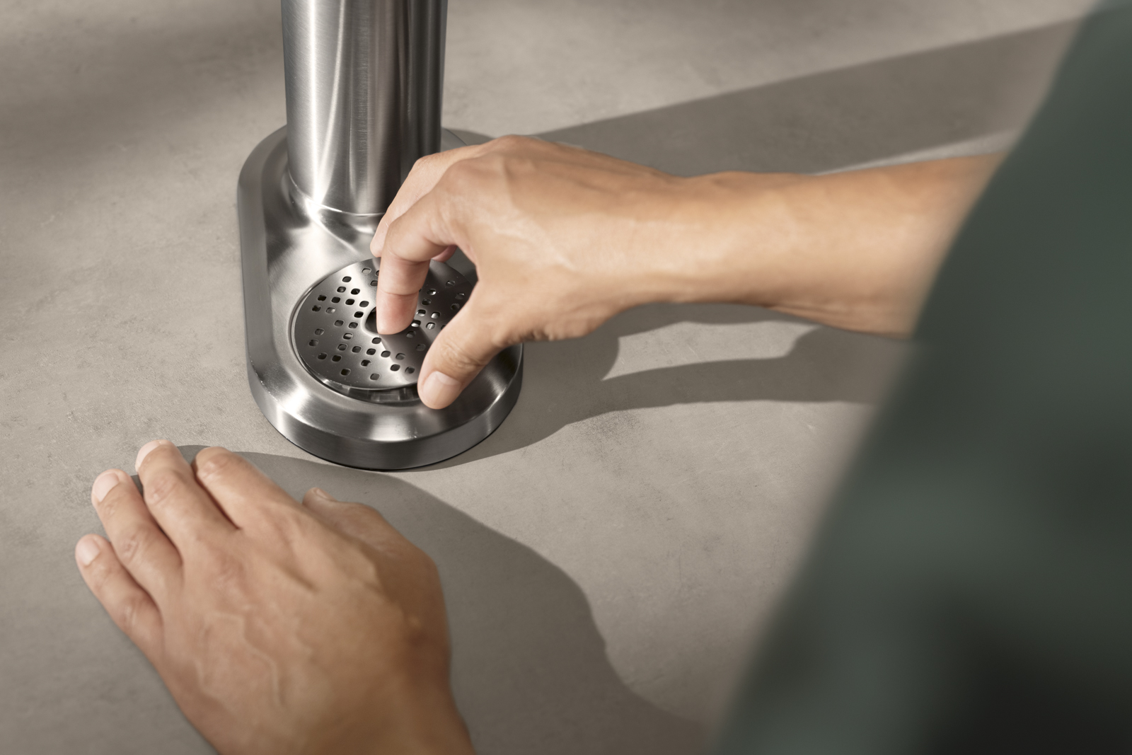 Mann entnimmt von der BRITA sodaTRIO pro das Tropfgitter Ein Mann nimmt das Tropfgitter aus der BRITA sodaTRIO pro raus
