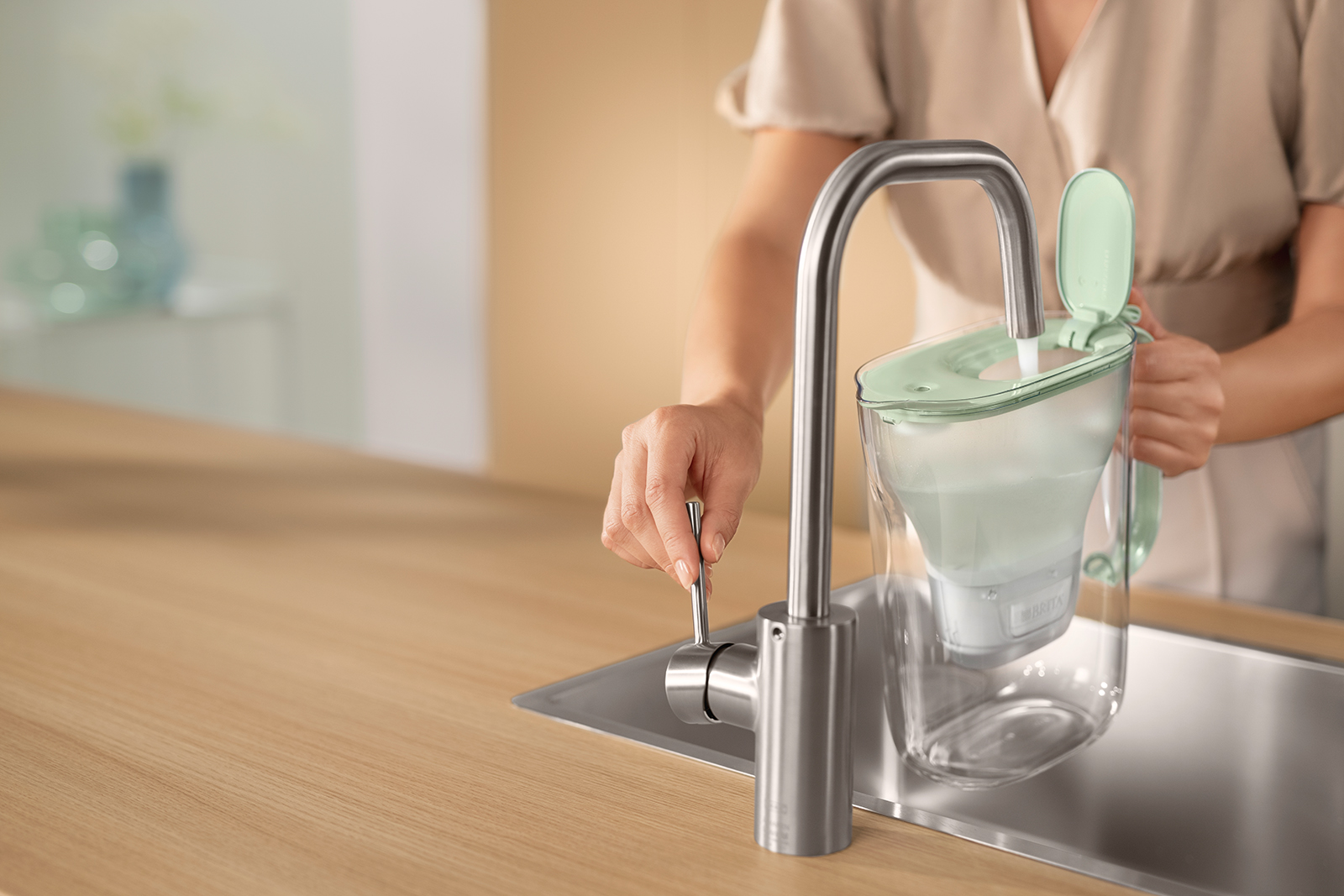 BRITA Style eco wird am Wasserhahn befüllt. Der BRITA Style eco Tischwasserfilter wird am Wasserhahn befüllt.