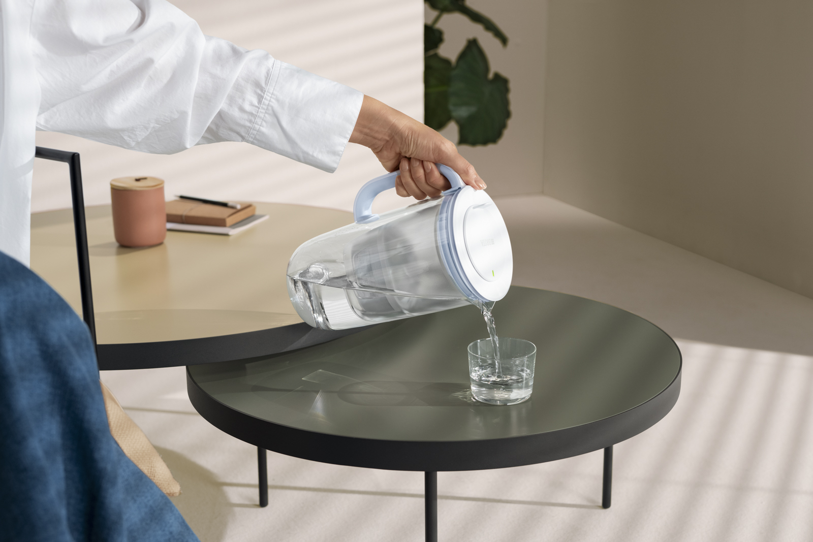 Mit dem BRITA Tischwasserfilter Glas wird ein Glas Wasser eingegossen.