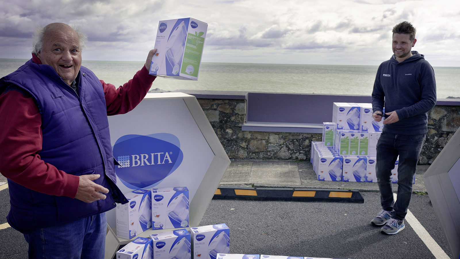 Irischer Mann hält einen BRITA Tischwasserfilter in den Händen und lächelt in die Kamera 