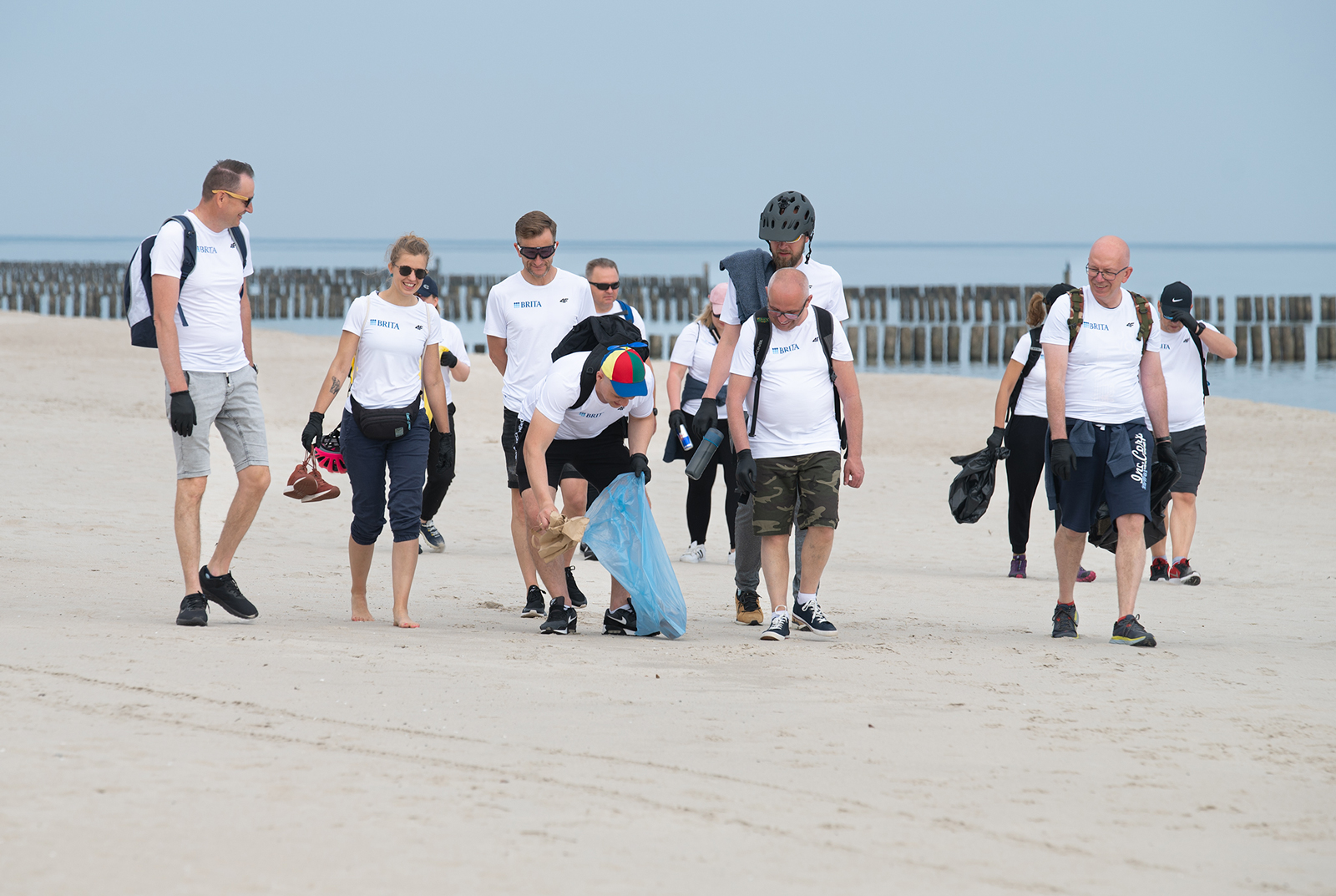 Mitarbeiter:innen von BRITA sammeln am Strand in Polen Müll ein