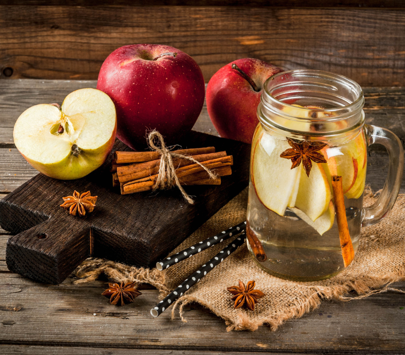 Infused Water mit Apfel und Zimt Infused Water mit frischen Äpfeln, Zimt und Sternanis, herbstlich dekoriert