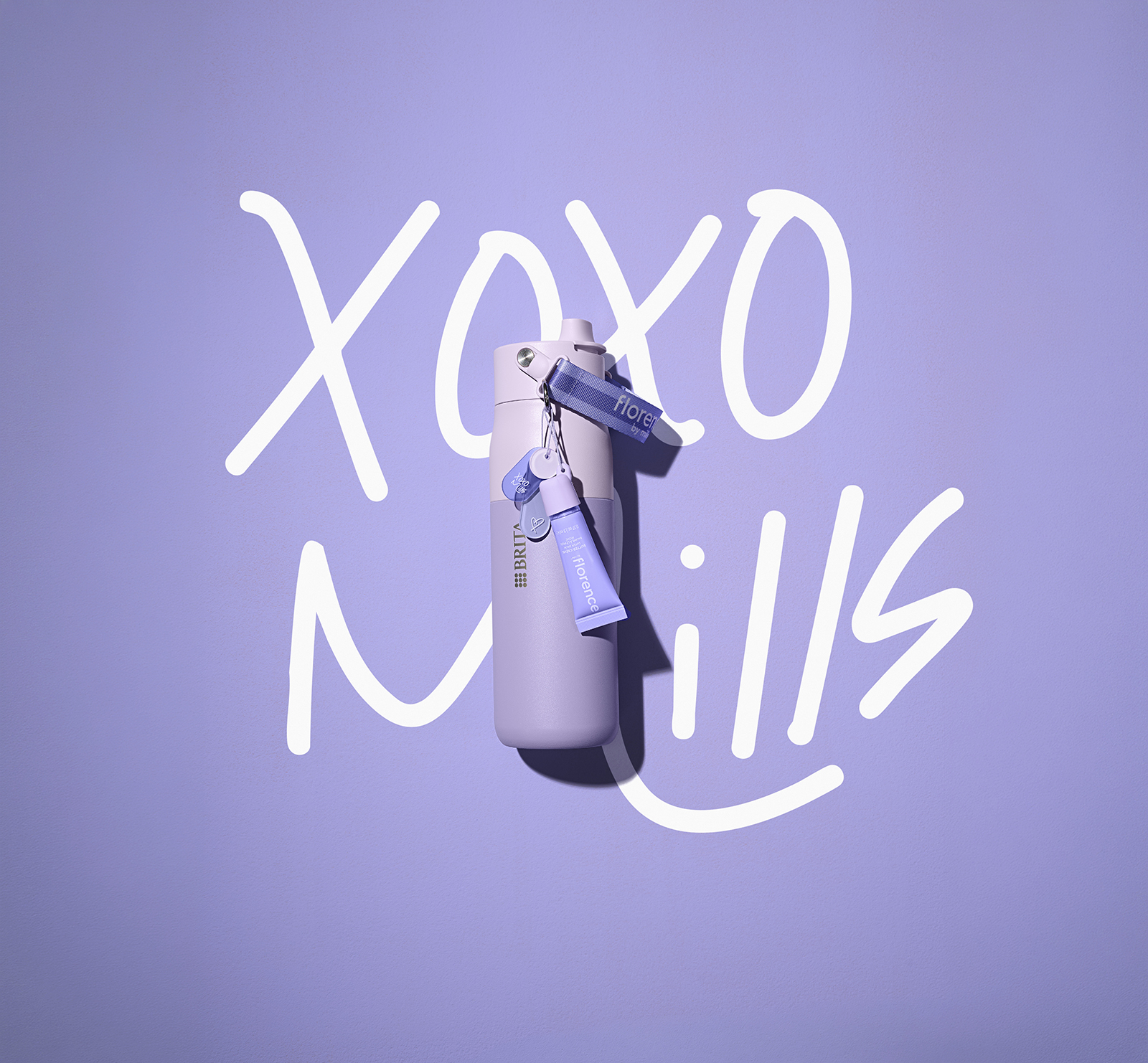 Lila florenc by mills x BRITA LARQ bottle mit xoxo mills Lila florenc by mills x BRITA LARQ bottle mit xoxo mills im Hintergrund
