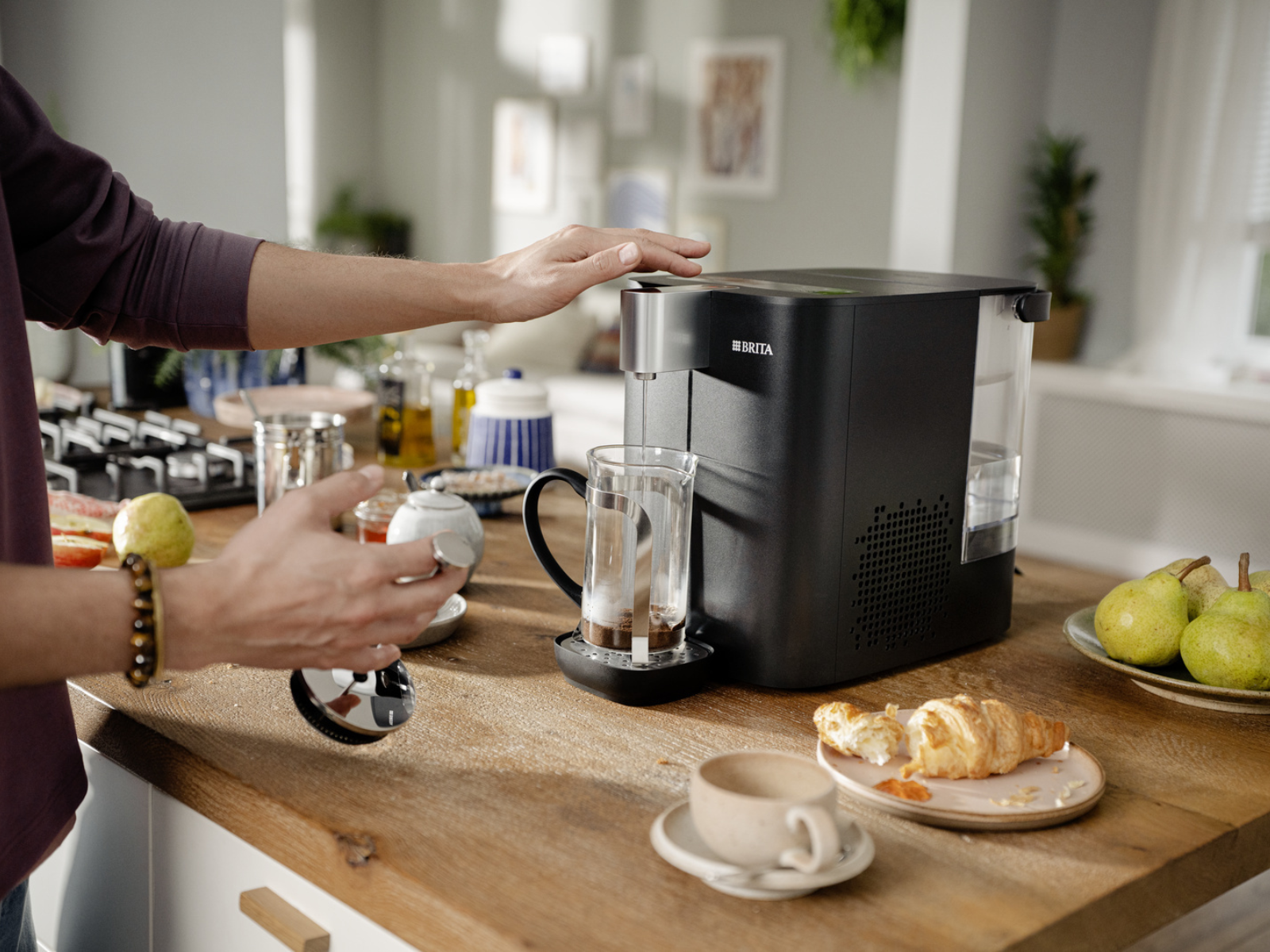 Kaffee Zubereitung Kaffee aus der French-Press wird mit dem YOURCE cool Wasserspender für zuhause aufgegossen