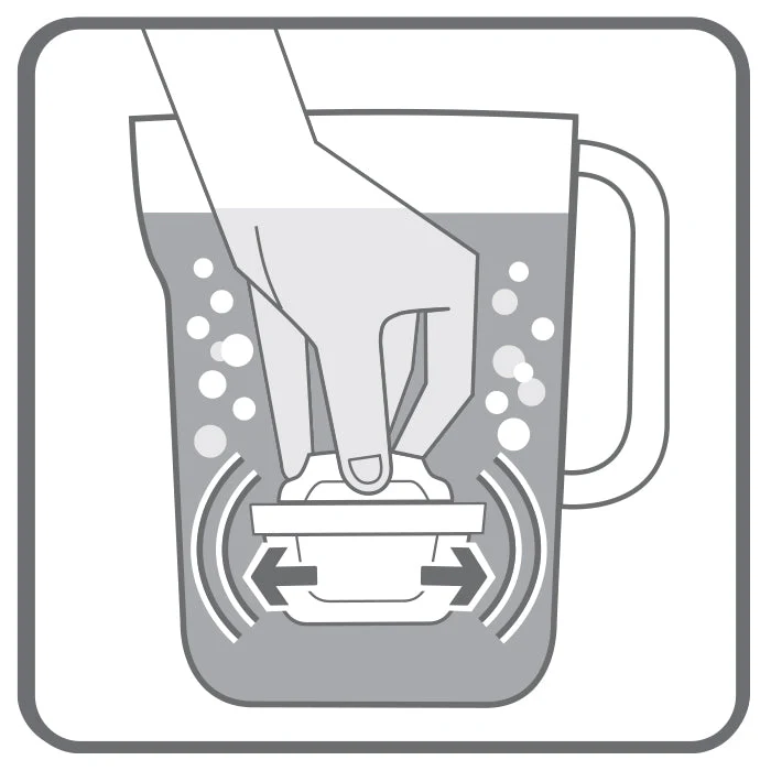 Zeichnung eines Tischwasserfilters, in dem eine MAXTRA durch das Wasser geschwenkt wird