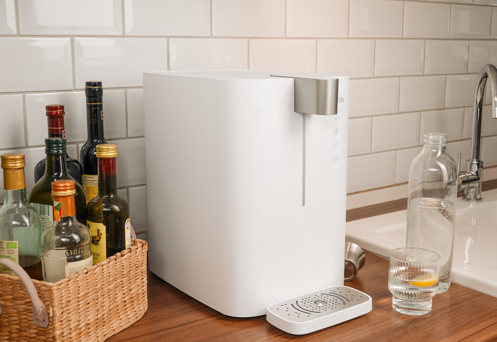 BRITA yource pro top für frisches Wasser in der Küche BRITA yource pro top auf Küchenarbeitsfläche neben Spülbecken, Glasflasche und Gläser