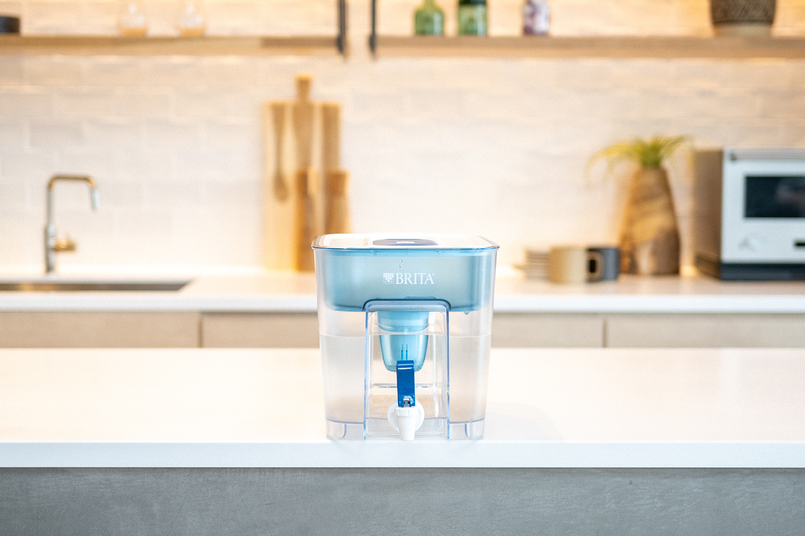 BRITA Flow auf Küchentheke BRITA Flow Tischwasserfilter steht auf einer Küchentheke.