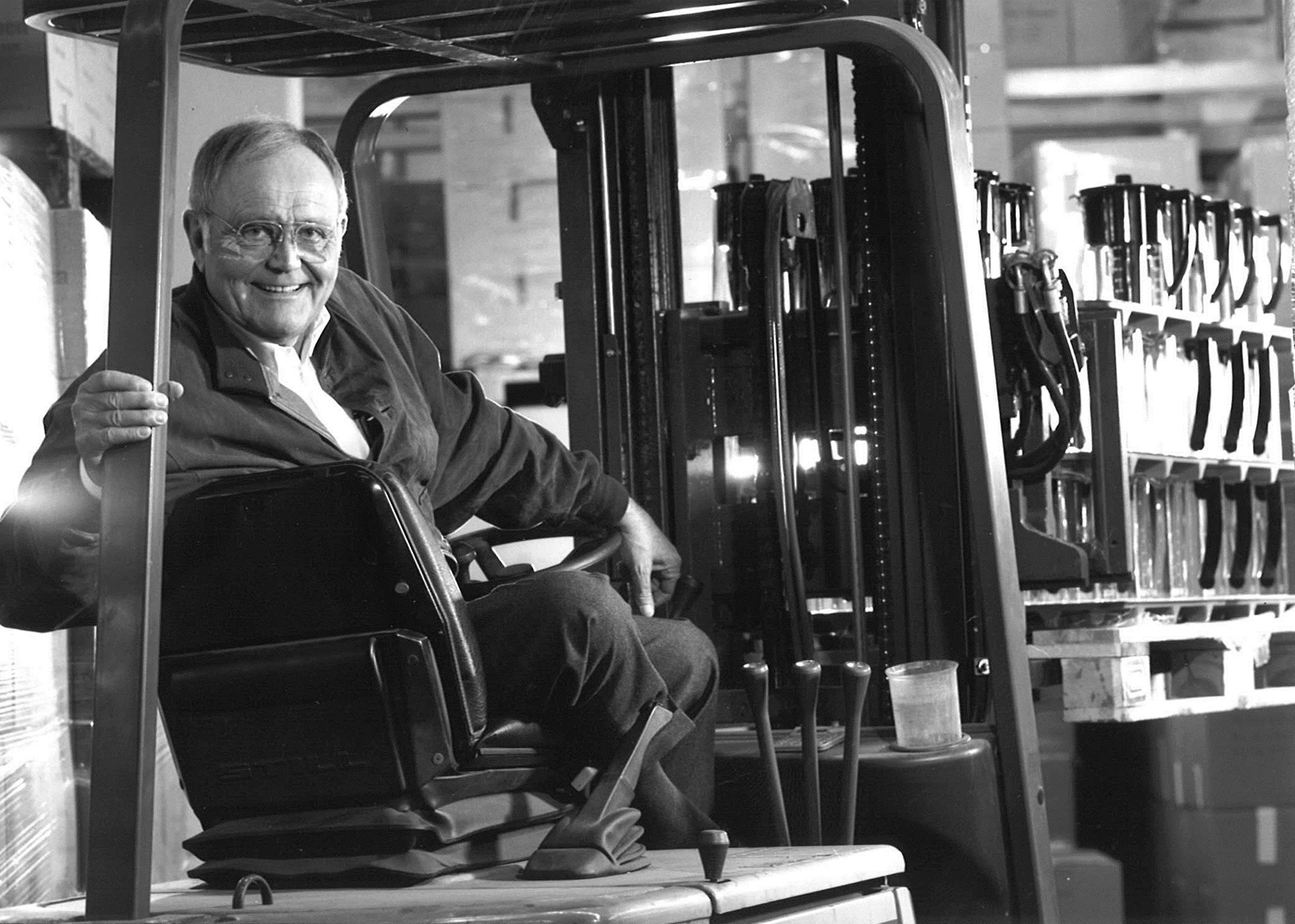 Heinz Hankammer, BRITA Gründer Heinz Hankammer sitzt auf einem Gabelstabler