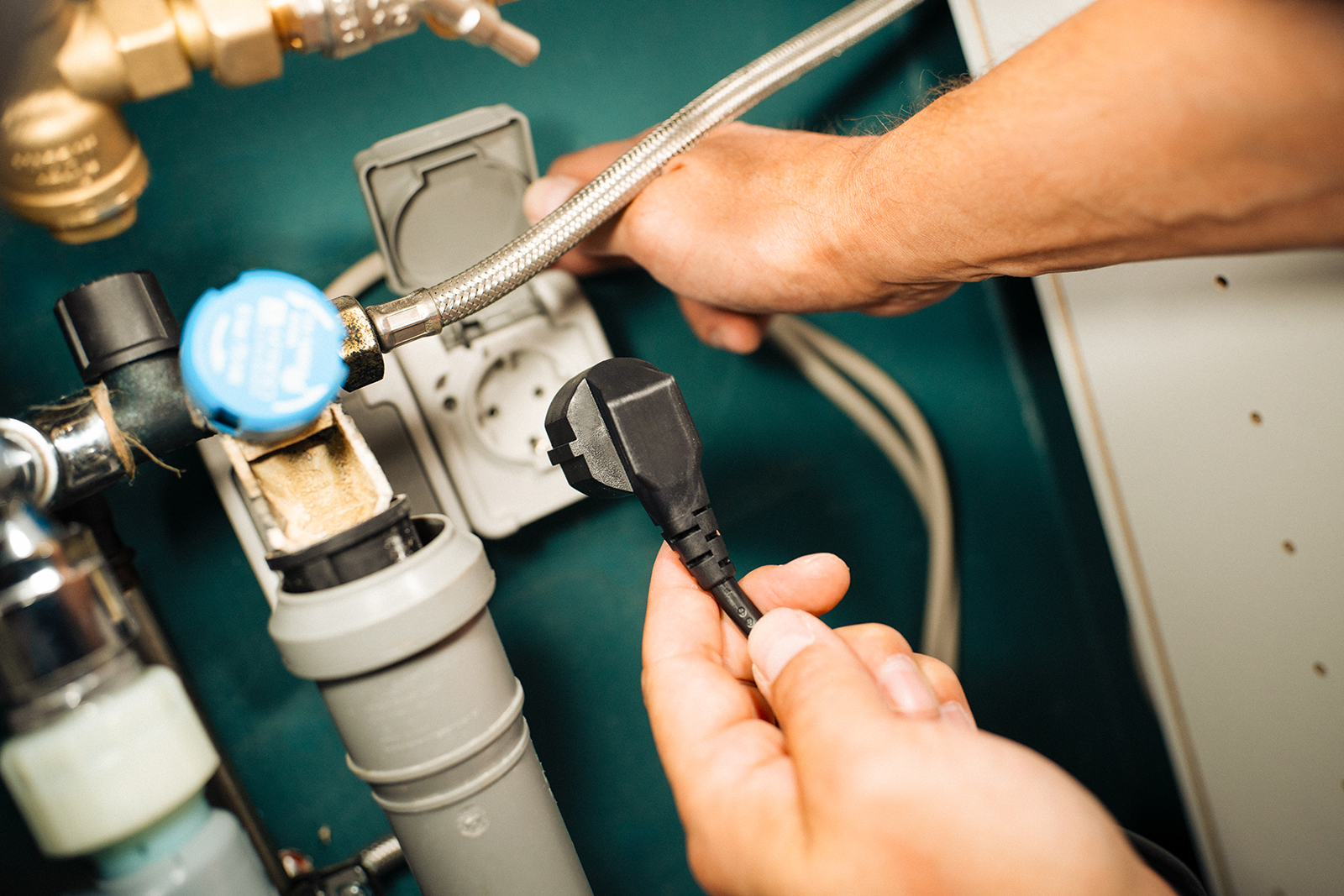 Stecker eines BRITA yource Geräts wird in die Steckdose gesteckt
