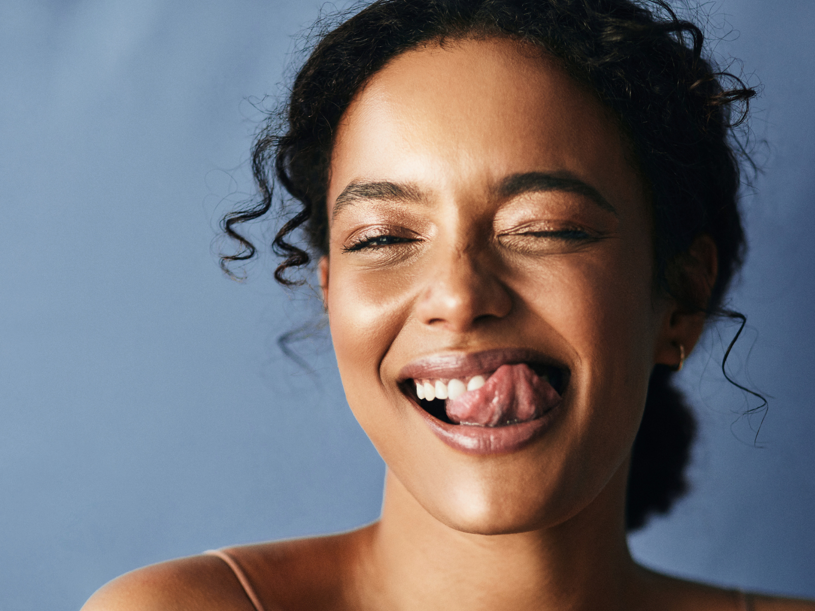 Erfrischende Getränke ohne Alkohol – Glow up Glow Up für die Haut, Frau strahlt in die Kamera