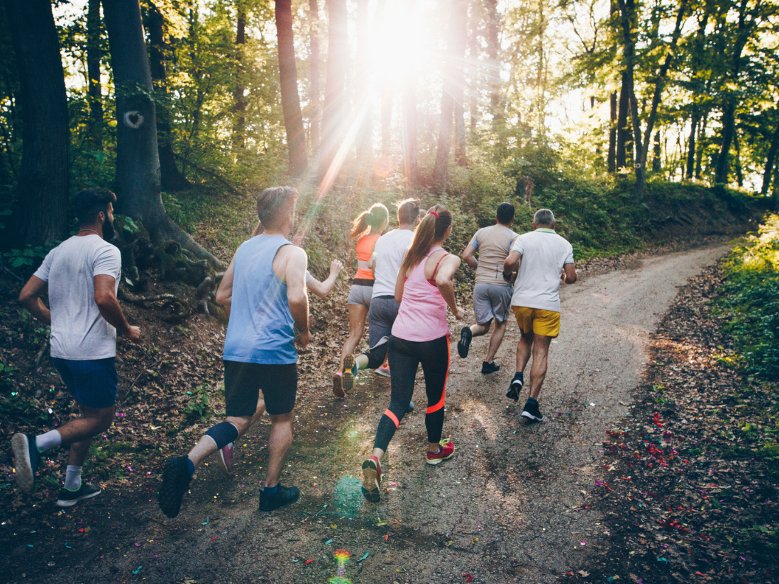 Running Community beim Joggen im Wald