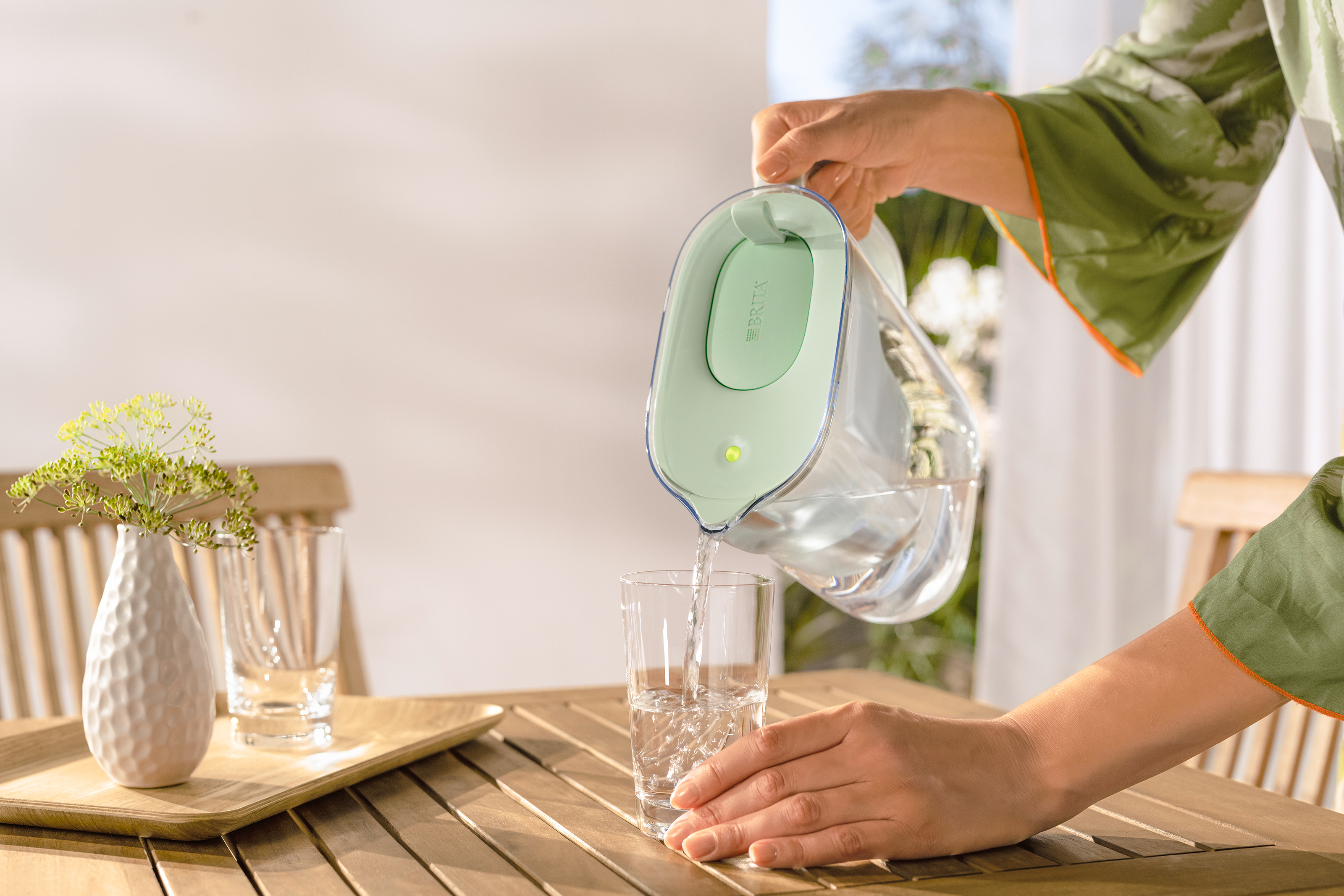 Frau füllt Wassersglas auf BRITA Tischwasserfilter Style eco Frau füllt ihr Wasserglas mit dem BRITA Tischwasserfilter Style eco auf.