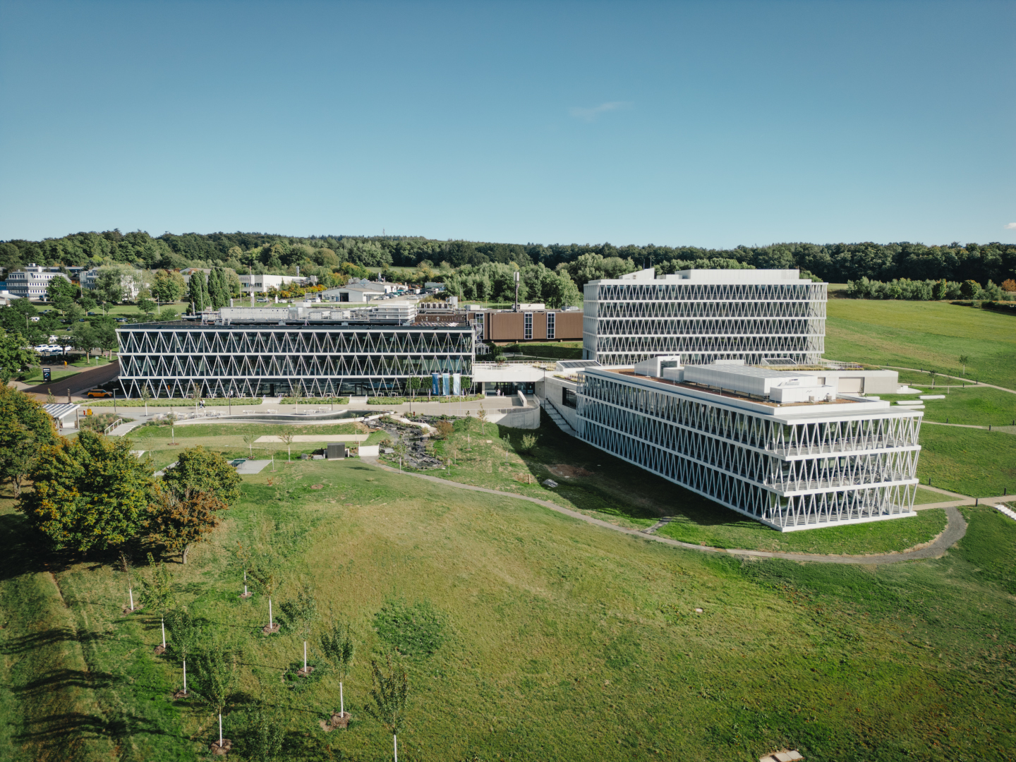 Luftaufnahme des BRITA Campus in Taunusstein mit Bürogebäuden und weitläufigem Gelände.
