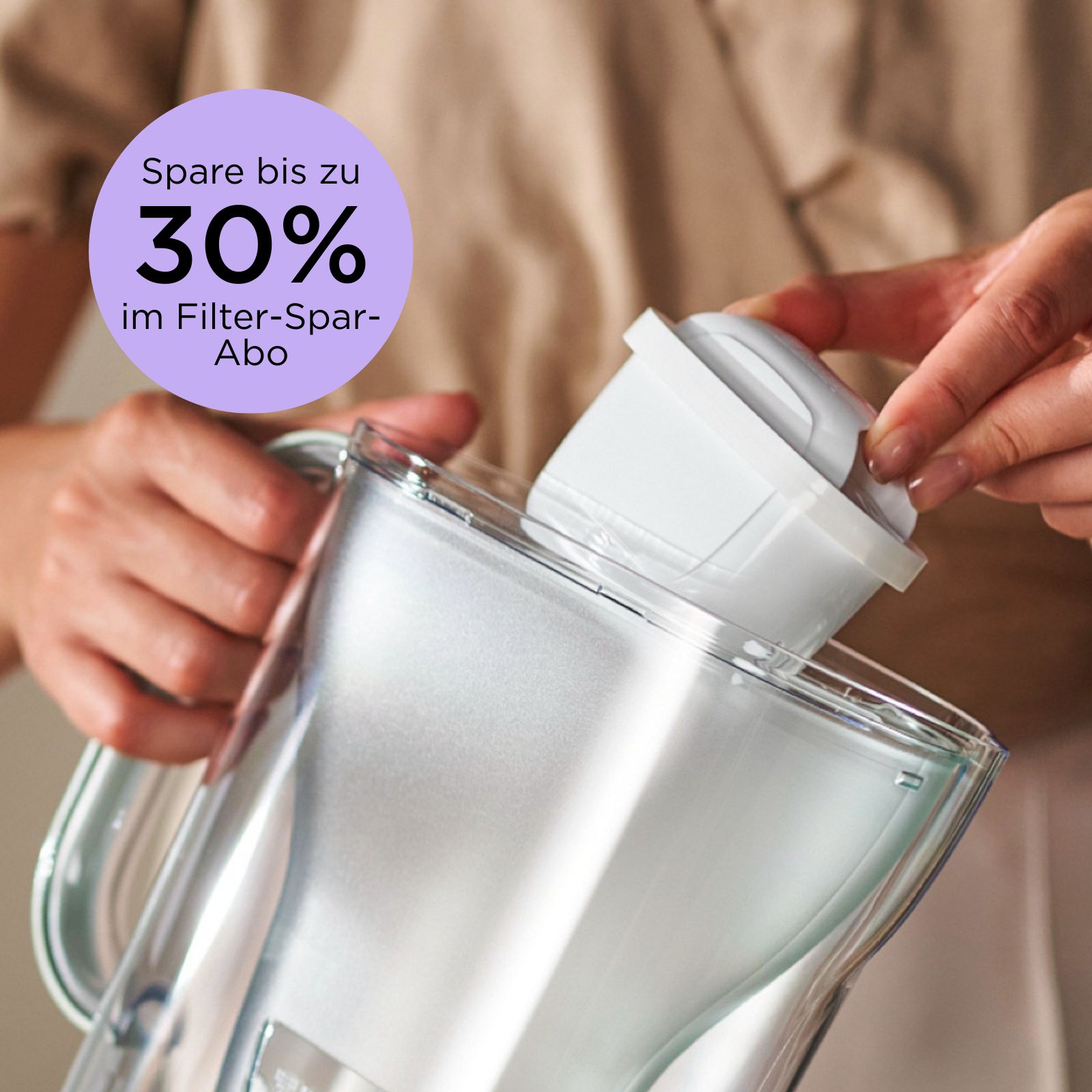Frau wechselt Filterkartusche mit 30% Rabatt Störer