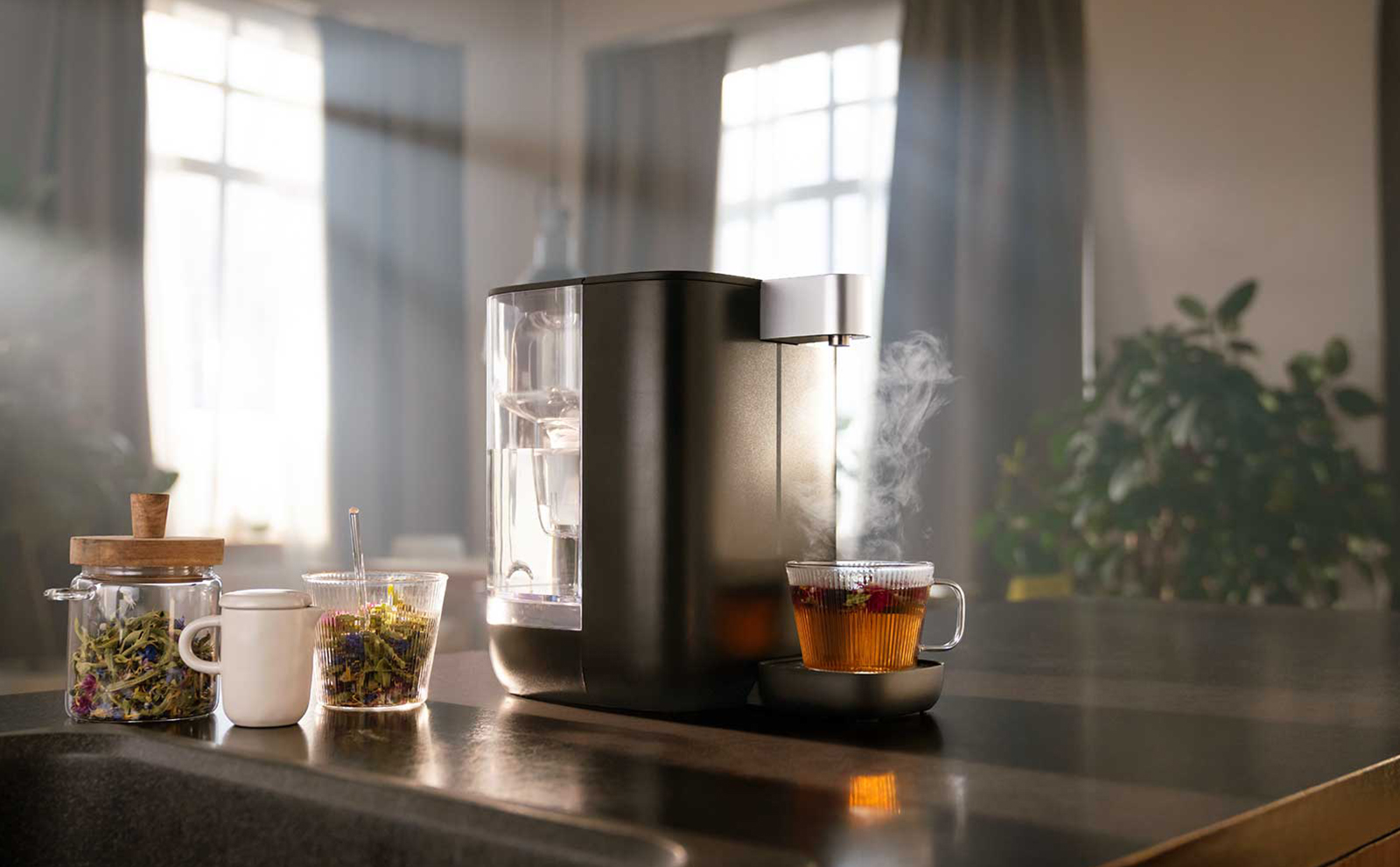 Schwarzer BRITA Cube steht neben einer Spüle Ein schwarzer BRITA Cube steht neben einer Spüle. Eine dampfende Tasse Tee steht vor dem Heißwassers