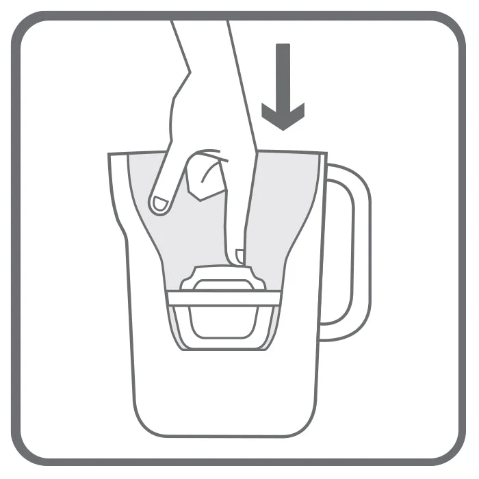 Zeichnung einer BRITA MAXTRA Filterkartusche, die in einen BRITA Tischwasserfilter eingesetzt
