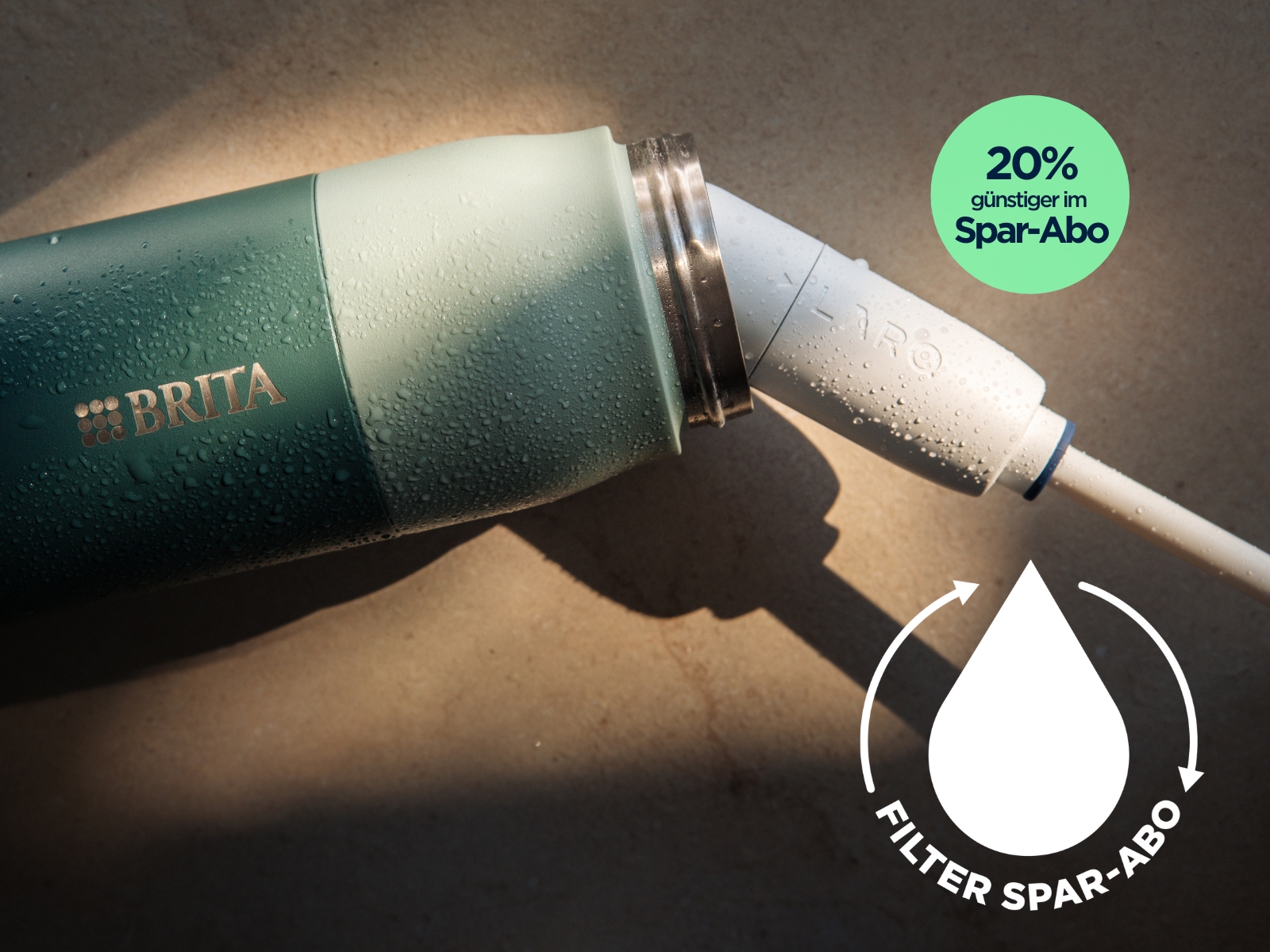 Nahaufnahme eines BRITA LARQ iQ Filter Straw, LARQ Flasche und Logo für das Filter Spar-Abo
