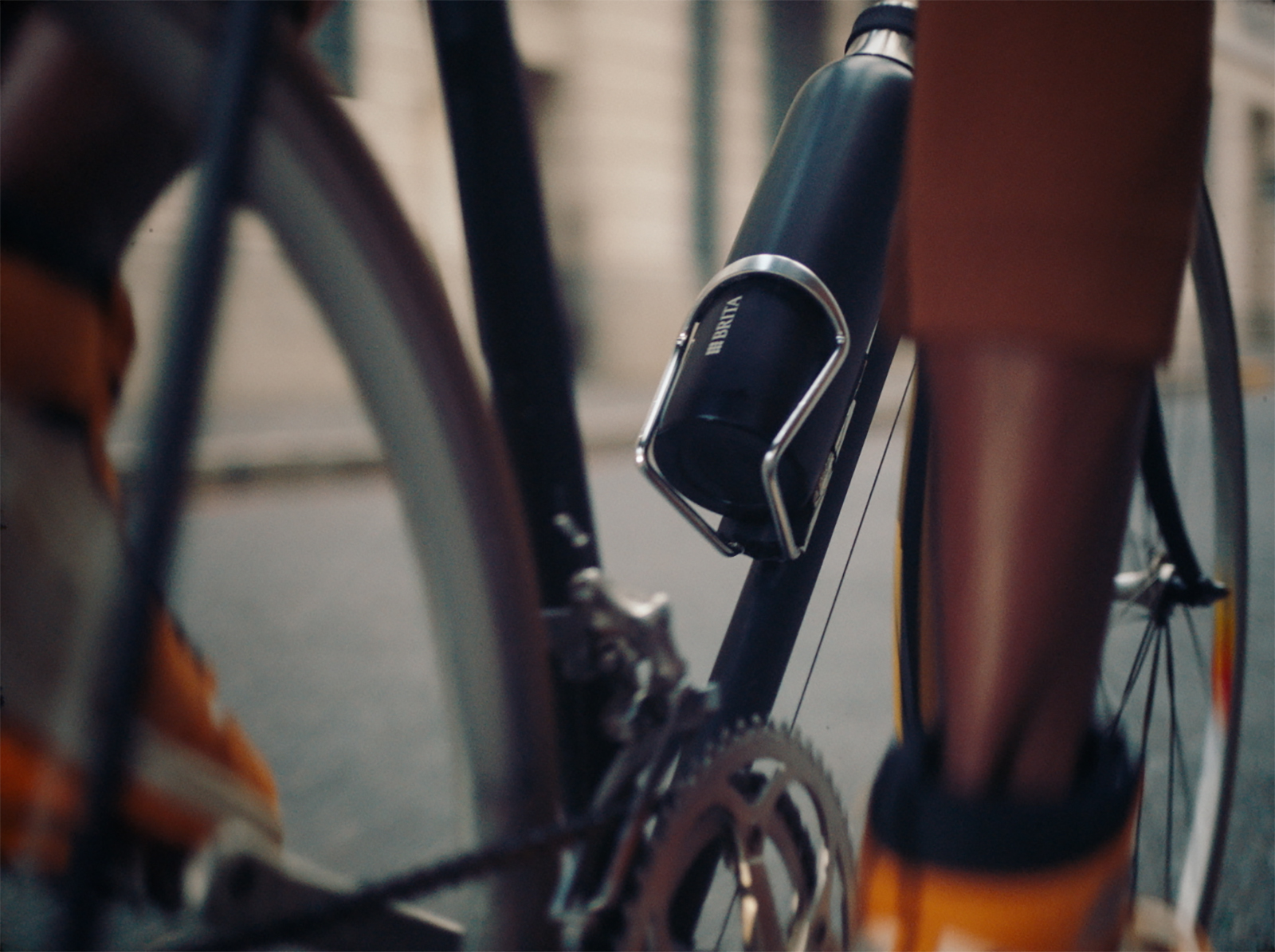 Ein Mann fährt Fahrrad mit der BRITA sodaTRIO Edelstahlflasche in der Radhalterung.