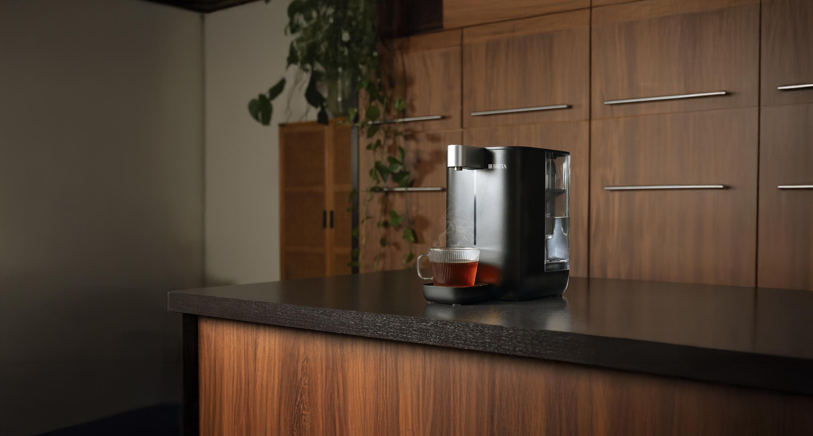 BRITA Cube Heißwasserspender mit Teetasse in einer braunen Küche