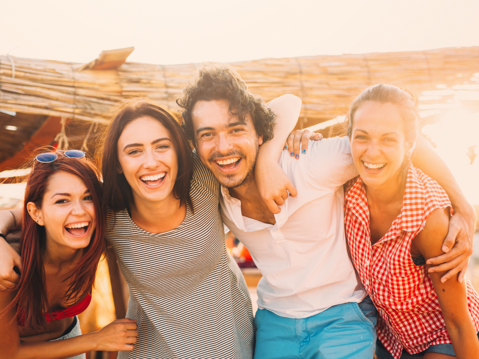 Positiv denken: Tipps & Tricks Glückliche Menschen im Sonnenuntergang