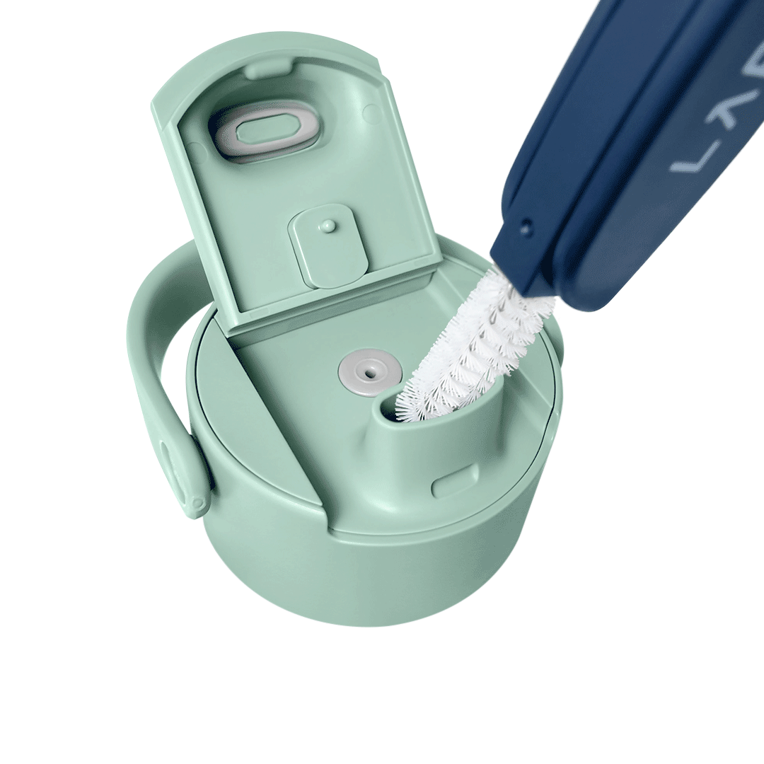 Reinigung des Mundteils einer BRITA LARQ Trinkflasche mithilfe eines Cleaning Brushs