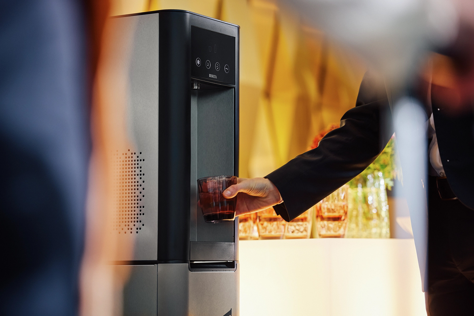Fokus auf einen BRITA Wasserspender mit Glas