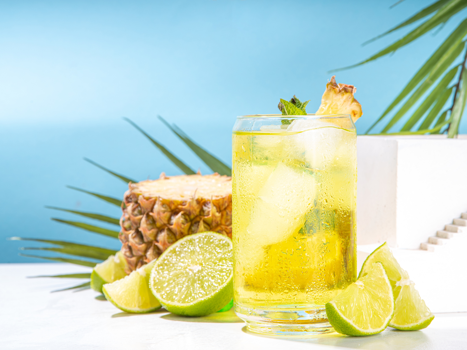 Selbstgemachtes isotonisches Getränk mit Ananas und Limette mit gefiltertem Wasser aufgefüllt