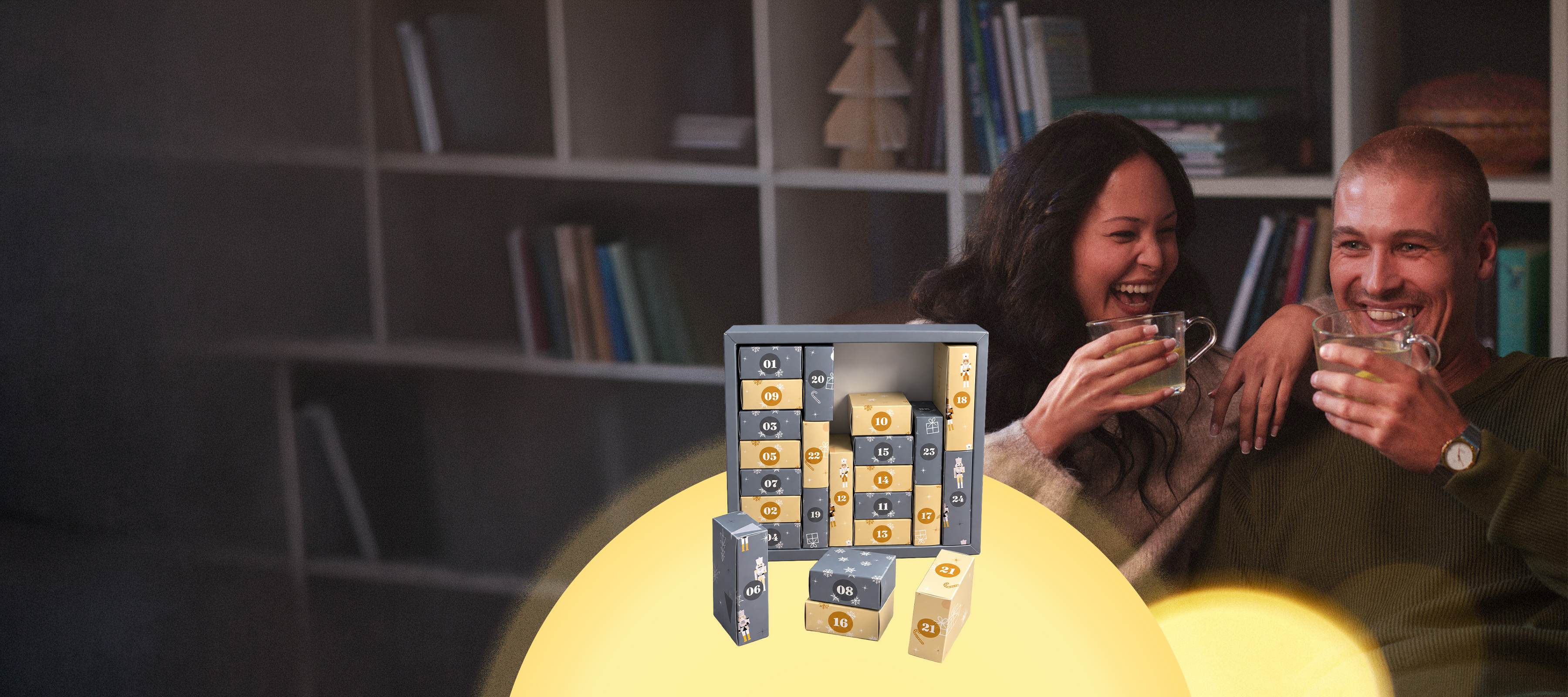 Zwei Personen trinken Tee, daneben ein Teaballs Adventskalender.