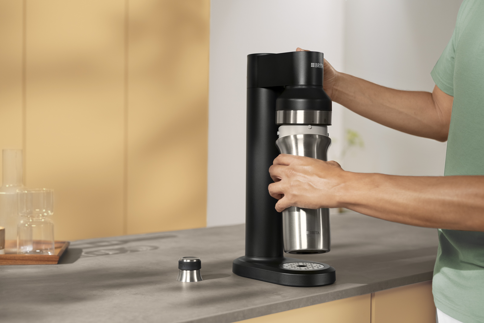 Flasche wird in BRITA sodaTRIO eingesetzt. Eine Flasche wird in den BRITA sodaTRIO Wassersprudler in Schwarz eingesetzt.