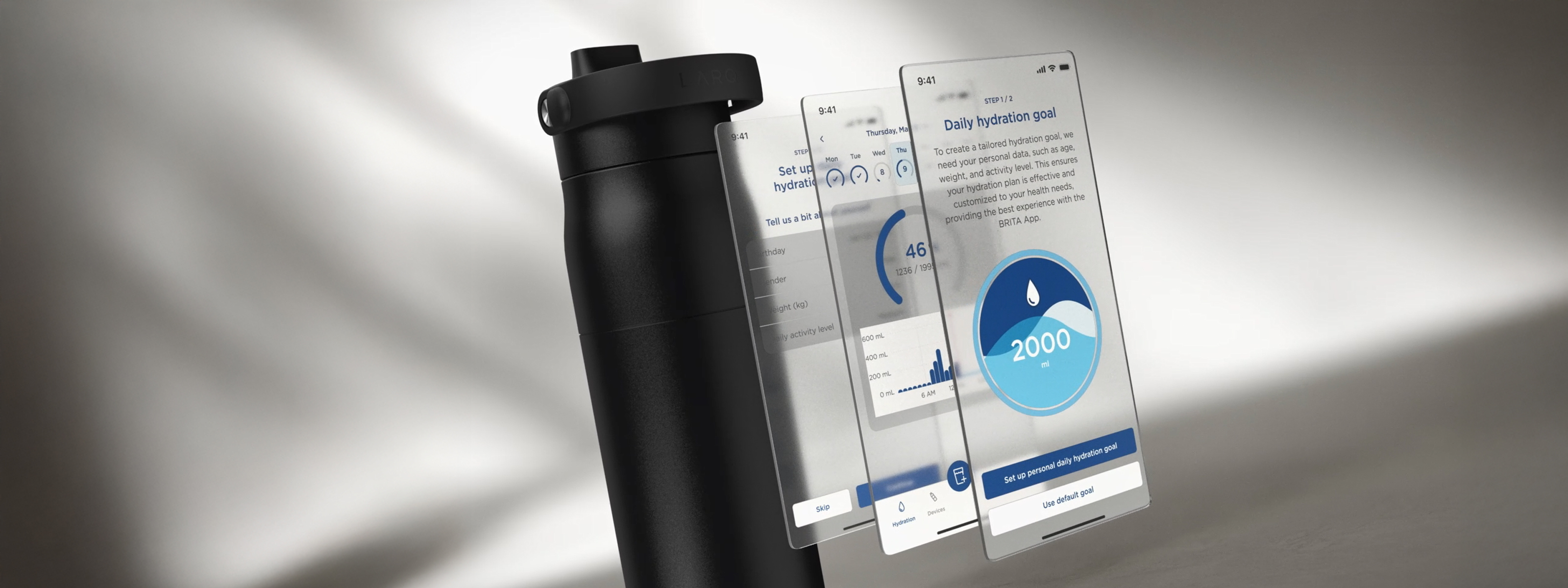 BRITA LARQ Trinkflasche mit BRITA Hydration App Screens Eine schwarze BRITA LARQ Trinkflasche, daneben drei BRITA Hydration App Screens