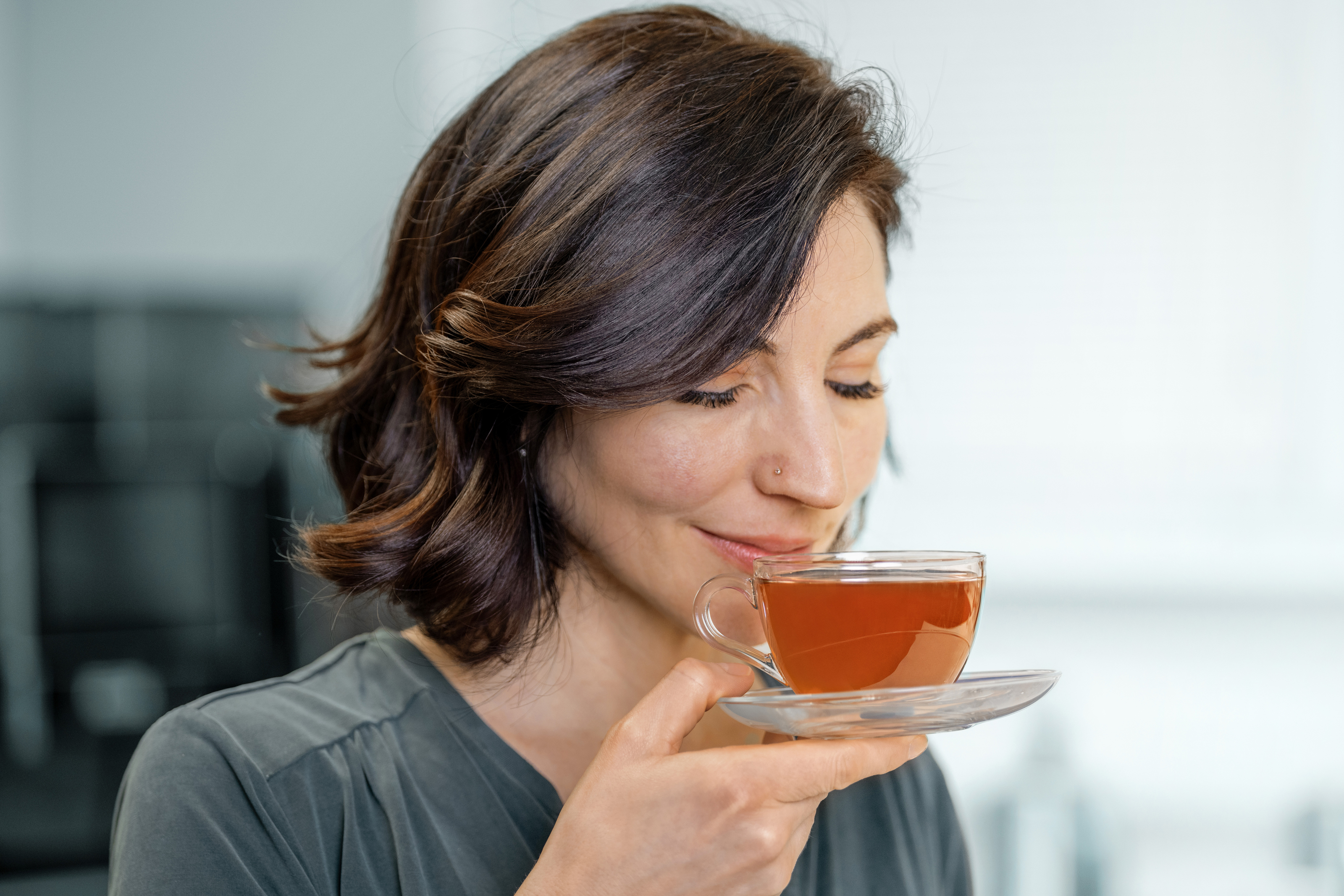 Labor-Mitarbeiterin von BRITA riecht an einer Tasse mit Tee