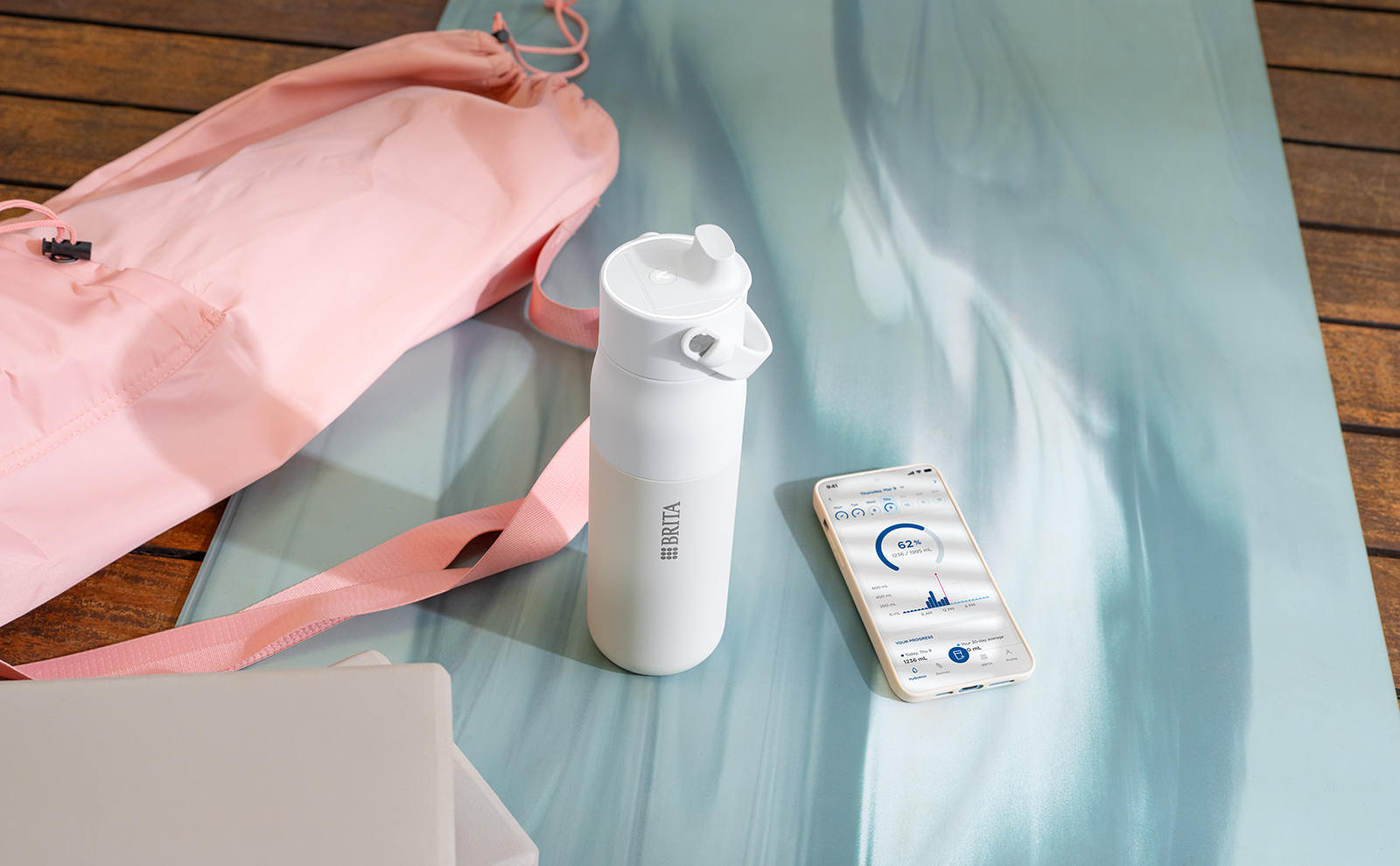 Een witte BRITA LARQ iQ fles op een lichtblauw doek.