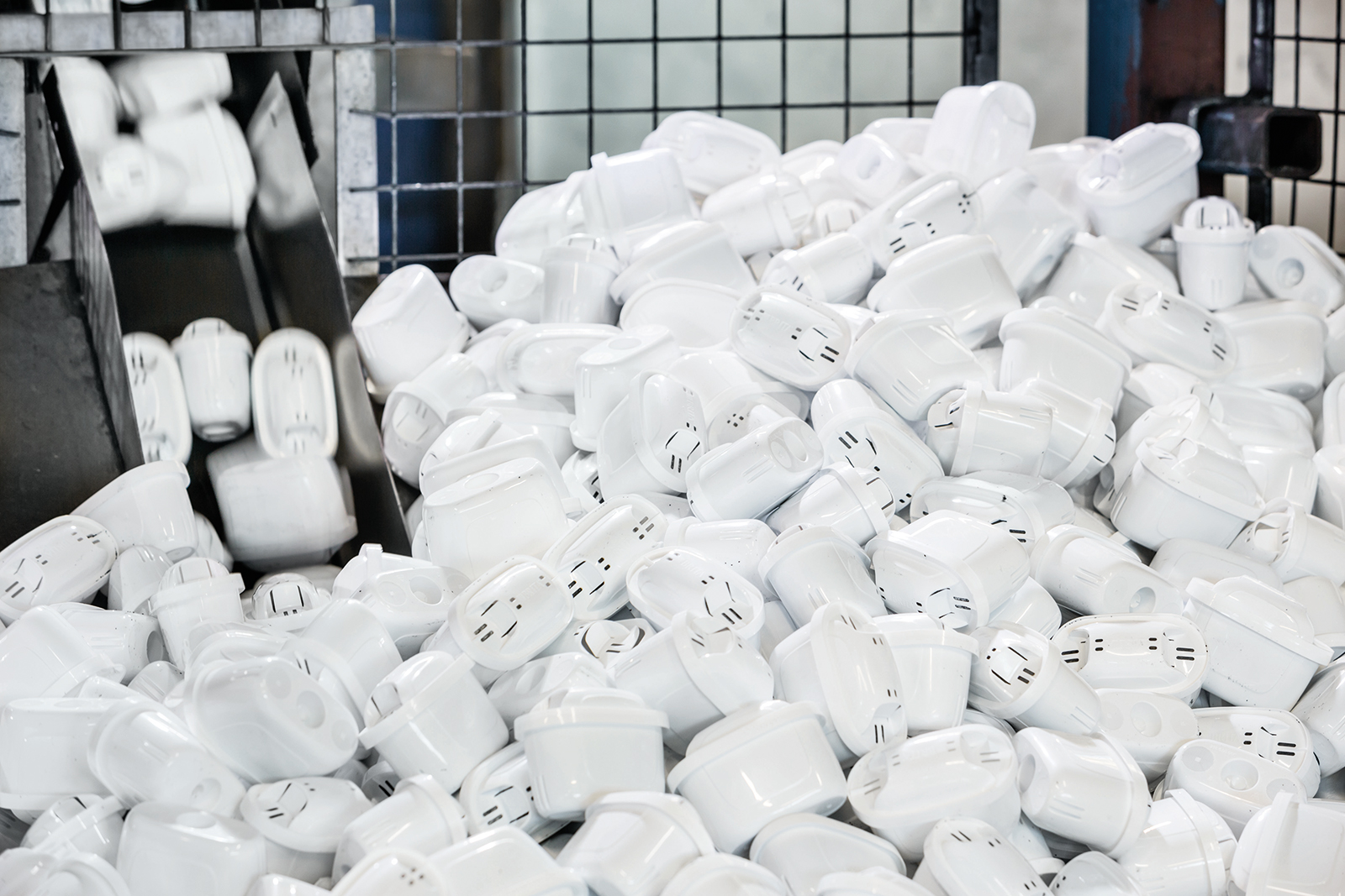 Gesammelte MAXTRA Wasserfilter  MAXTRA Wasserfilter in der BRITA Recyclinganlage