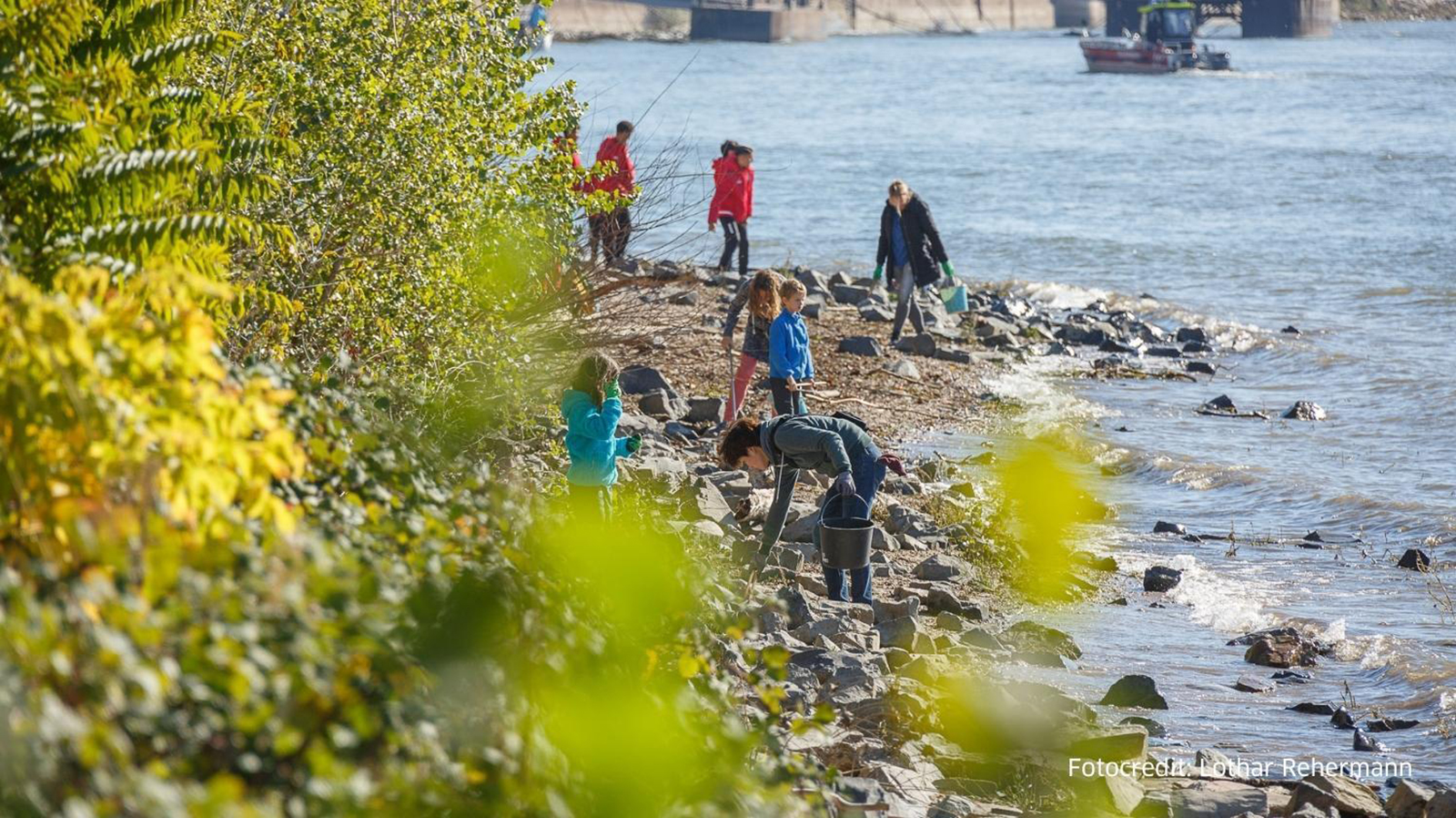 BRITA Mitarbeiter:innen und ihre Familien sammeln Müll Mitarbeiter:innen von BRITA und ihre Familien sammeln am Rhein bei Wiesbaden/Deutschland Müll ein