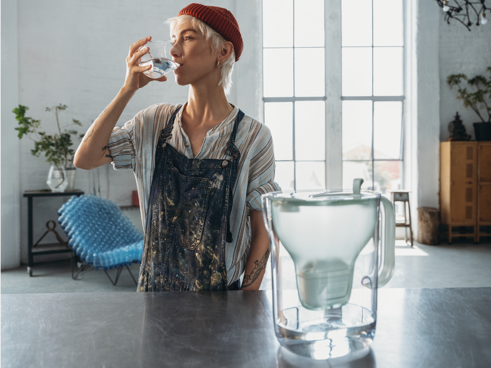 Frau mit roter Mütze ein Glas Wasser Frau mit roter Mütze ein Glas Wasser, das mit dem BRITA Style eco gefiltertet wurde.