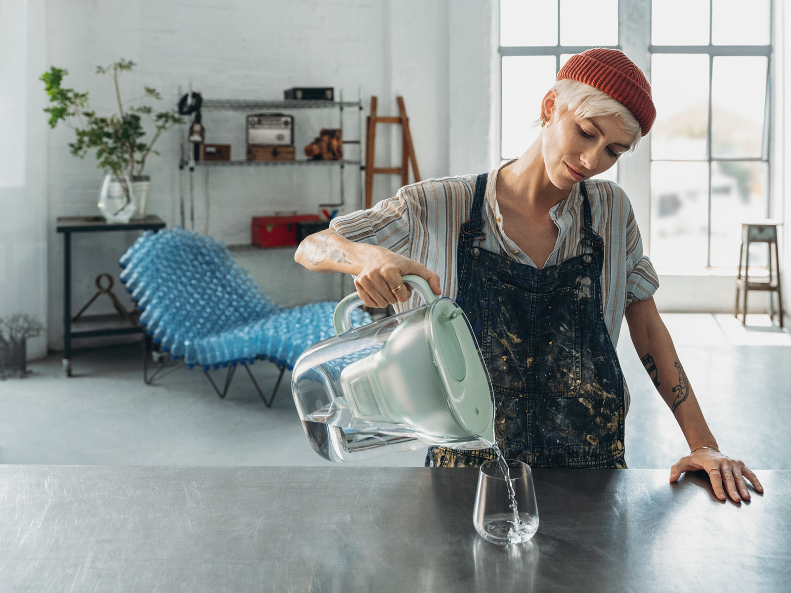 Frau füllt Wasserglas mit STYLE Eco Eine Frau füllt ein Wasserglas mit dem BRITA Tischwasserfilter Style Eco auf