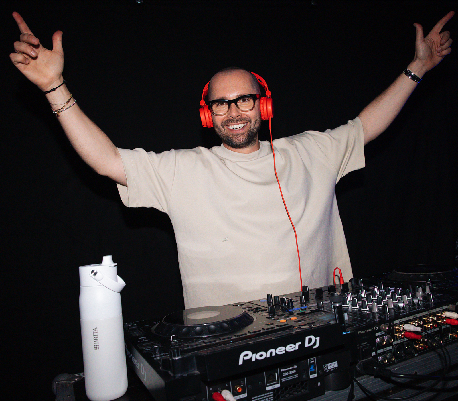 Ein DJ feiert auf der BRITA LARQ Party