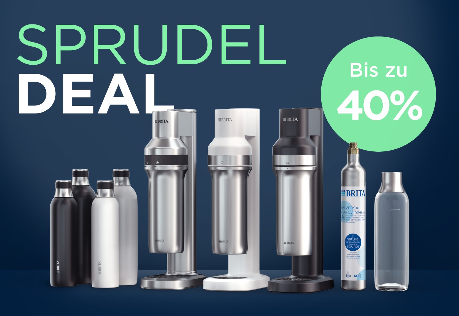 Eine Vielzahl an BRITA Sprudlern und Flaschen auf blauem Hintergrund.