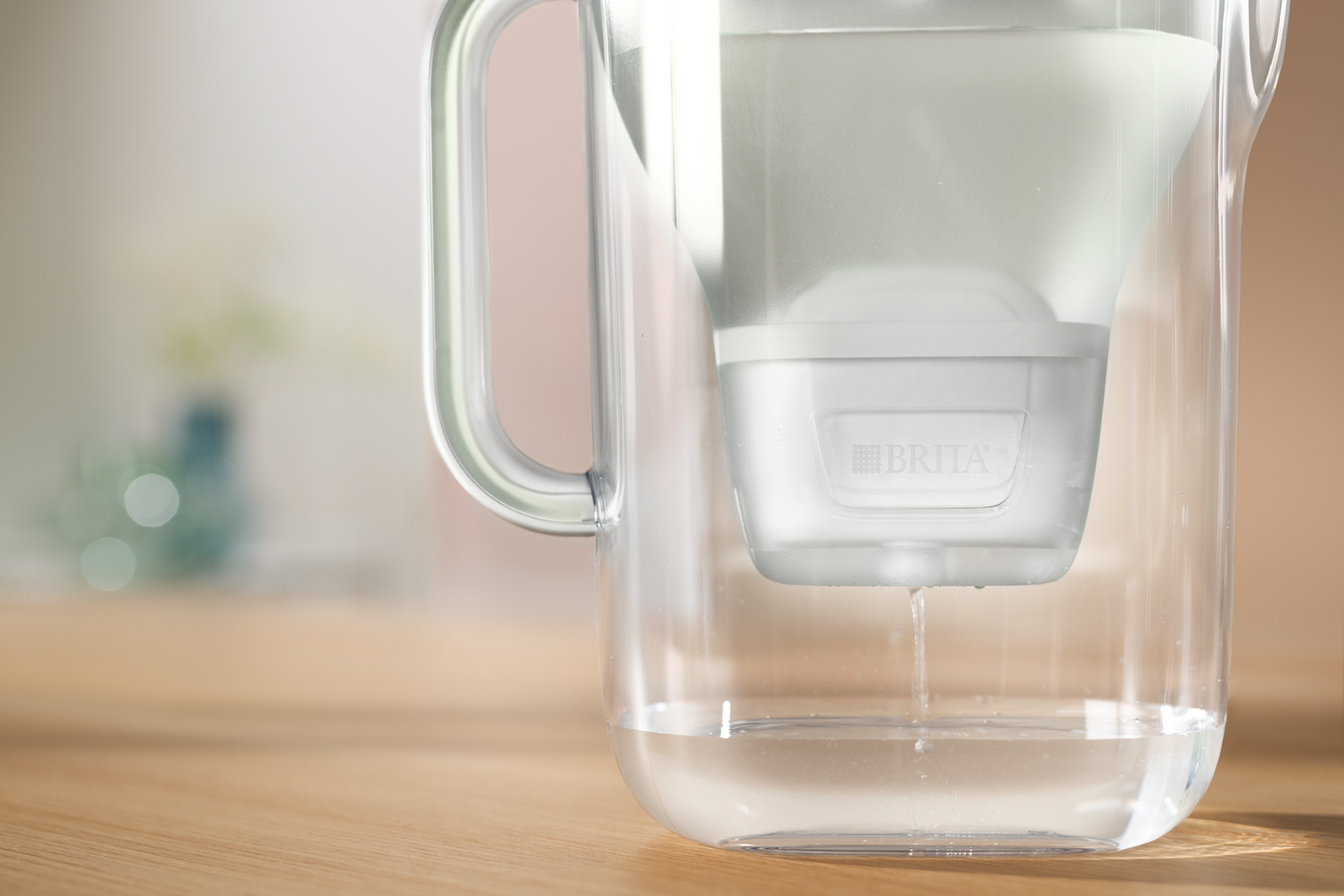 Wasser läuft durch BRITA Style eco. Wasser läuft durch BRITA Style eco.