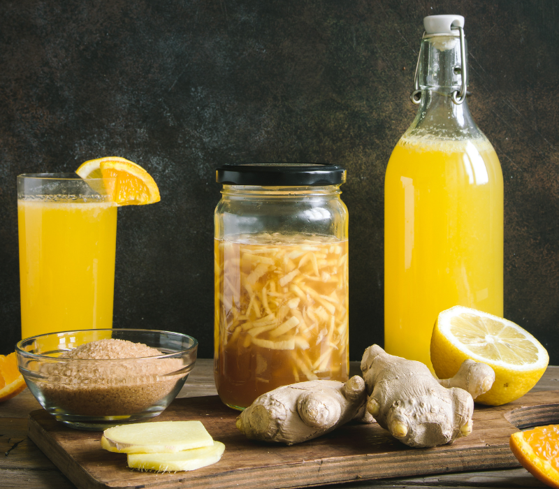 Homemade Ginger Ale: Ingwer, Zitrone, brauner Zucker und abgefülltes Ginger Ale in einer Flasche