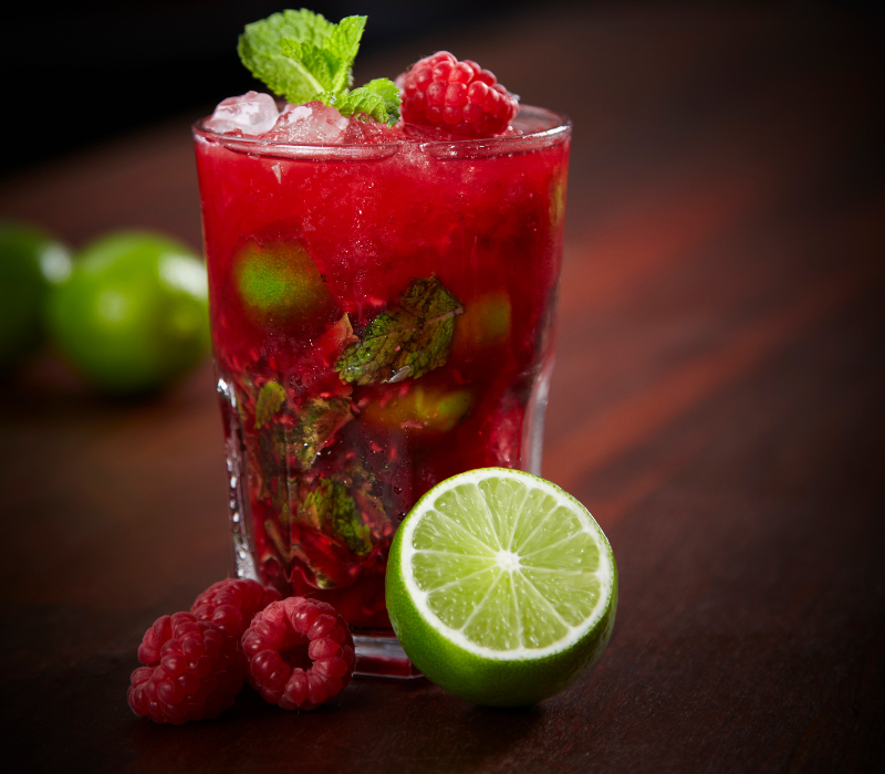 Sommerdrink mit Himbeere und Limette