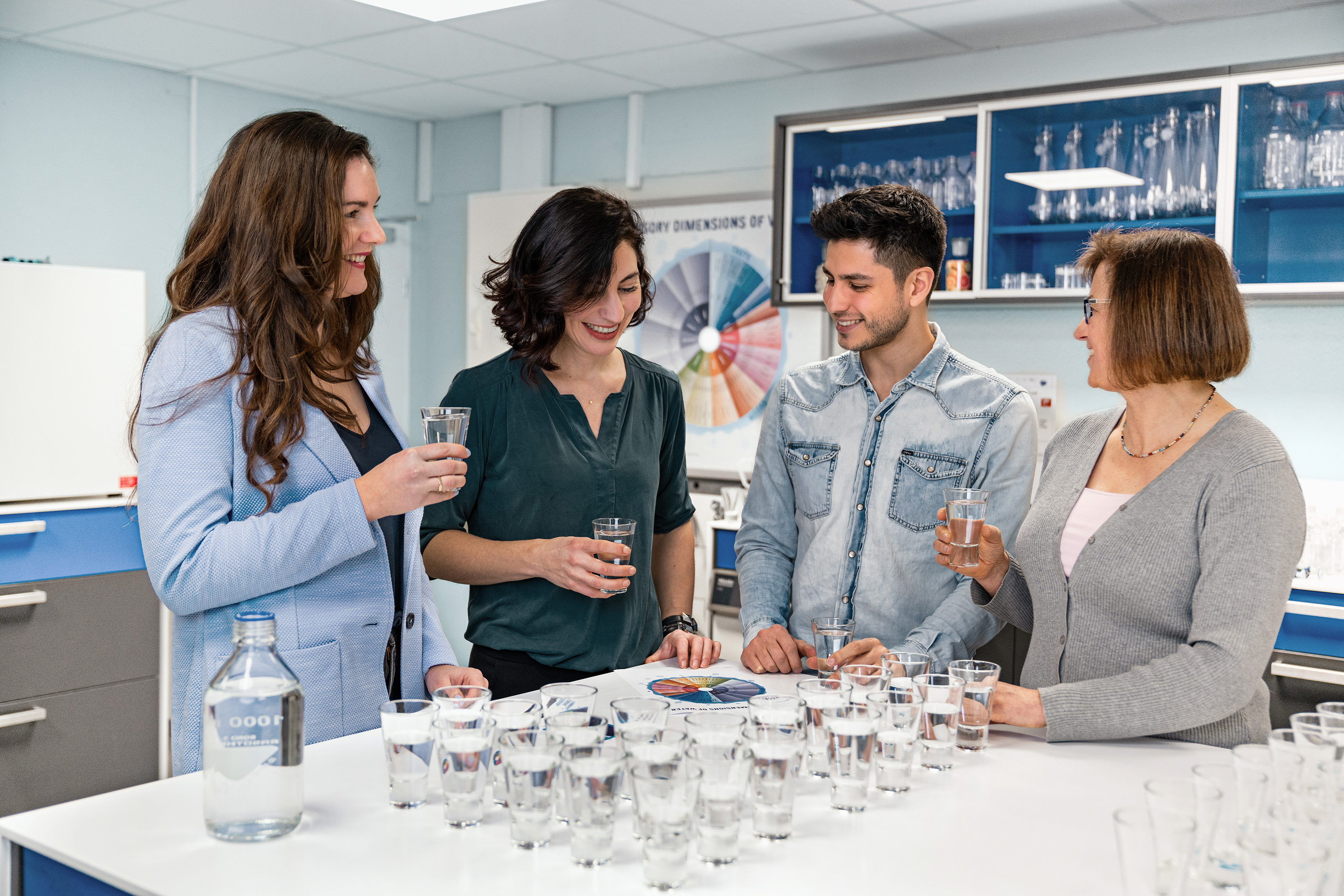 BRITA Mitarbeiter:innen im BRITA Sensorik-Labor BRITA Mitarbeiter:innen verkosten Wasser im BRITA Sensorik-Labor